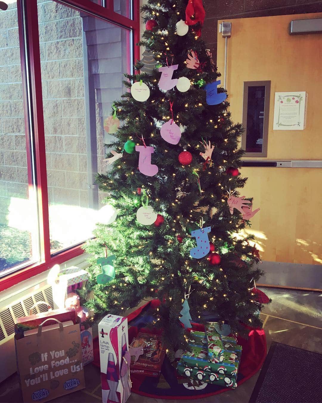 バイリンガル3兄妹さんのインスタグラム写真 - (バイリンガル3兄妹Instagram)「お華さんの学校のクリスマスツリーには ・ 孤児院にいる子供達や小児病棟に入院している子供達がクリスマスに欲しいものが書かれた紙のオーナメントが飾ってあって… ・ 私たちはそのオーナメントを持ち帰り、希望のプレゼントと共にツリーの下に寄付することができます。 ・ すっごく素敵なこのアイデア アメリカでは良くあるみたい♡ ・ バスケットボールとか、お人形とか、レゴとか…色々あったけど ・ 私は「baby doll(赤ちゃんのお人形)」と書かれたものを持ち帰って来たよ♡ ・ エマ華にプレゼントするときと同じ気持ちで、どんなお人形がいいかな、どんな子が遊ぶのかなって想像してプレゼントを選ぶ時間はとてもとても楽しかったです♡ ・ 喜んでくれるといいな♡ ・ ってここまではただのほっこりな話なんだけど、まだオチあります←先に言う😂 ・ ウォルマートでそのお人形さんを選んでる時に見つけた写真(動画)3枚目。 ・ いや、パッケージと人相違いすぎな😂😂😂 ・ トイストーリーのように夜中に人形が動いているならば ・ この子は昨日飲みすぎたんだろうか… ・ 顔むくみすぎ😂 ・ ・ #この子は買いませんでした #ごめん #クリスマスツリー #クリスマス #プレゼント #babydoll #人形  #バイリンガル3兄妹」12月12日 8時38分 - yucgram