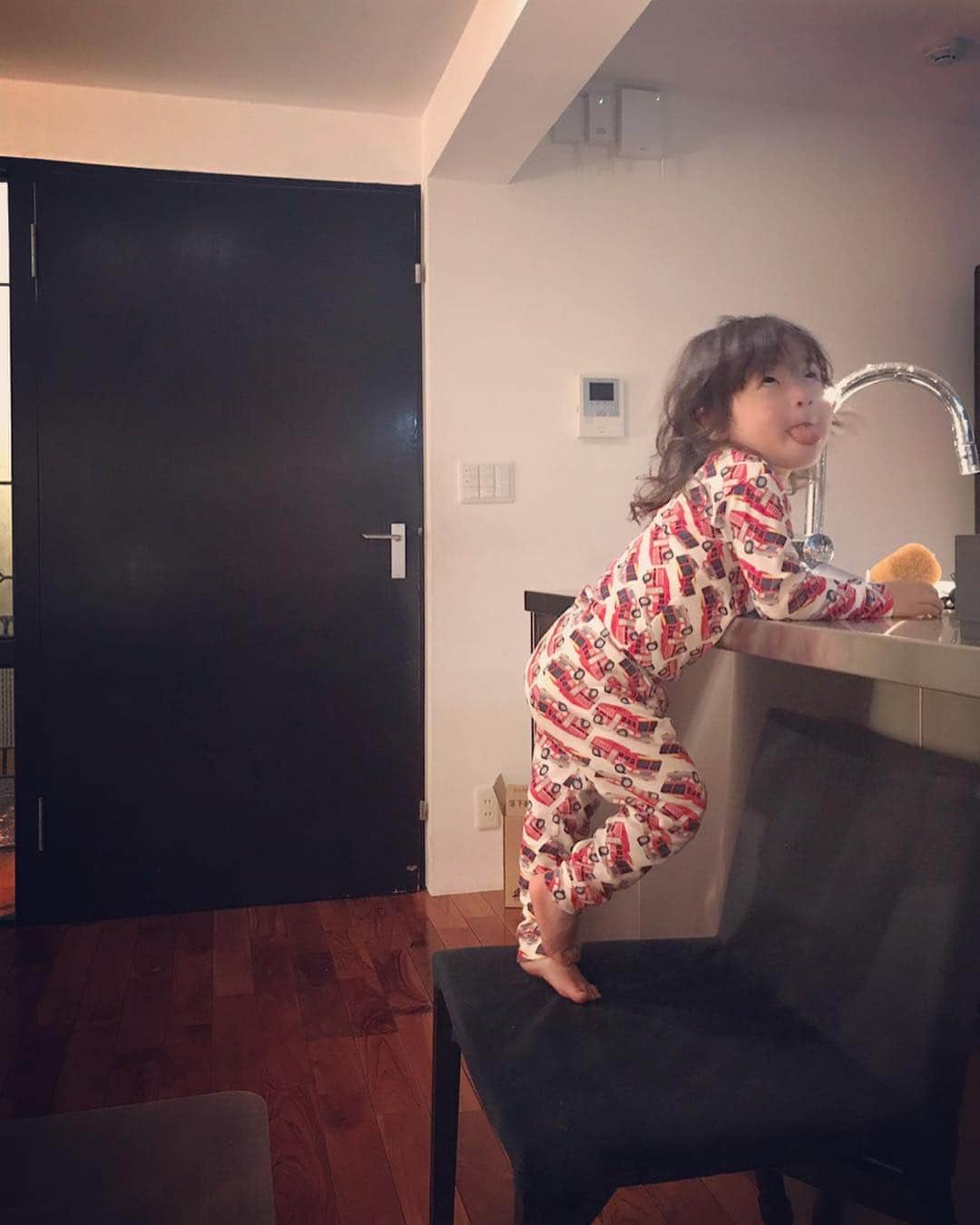 つるの剛士さんのインスタグラム写真 - (つるの剛士Instagram)「師走ですねぇ。  久しぶりに家に帰ってきたら、 リビングにちっちゃいサンタがいた🤶  すいません、間違えました。  疲れてます。  #しゃっちょ #しゃちょ顔 #師走疲れ #たぶん流行らそうとしています」12月12日 8時05分 - takeshi__tsuruno