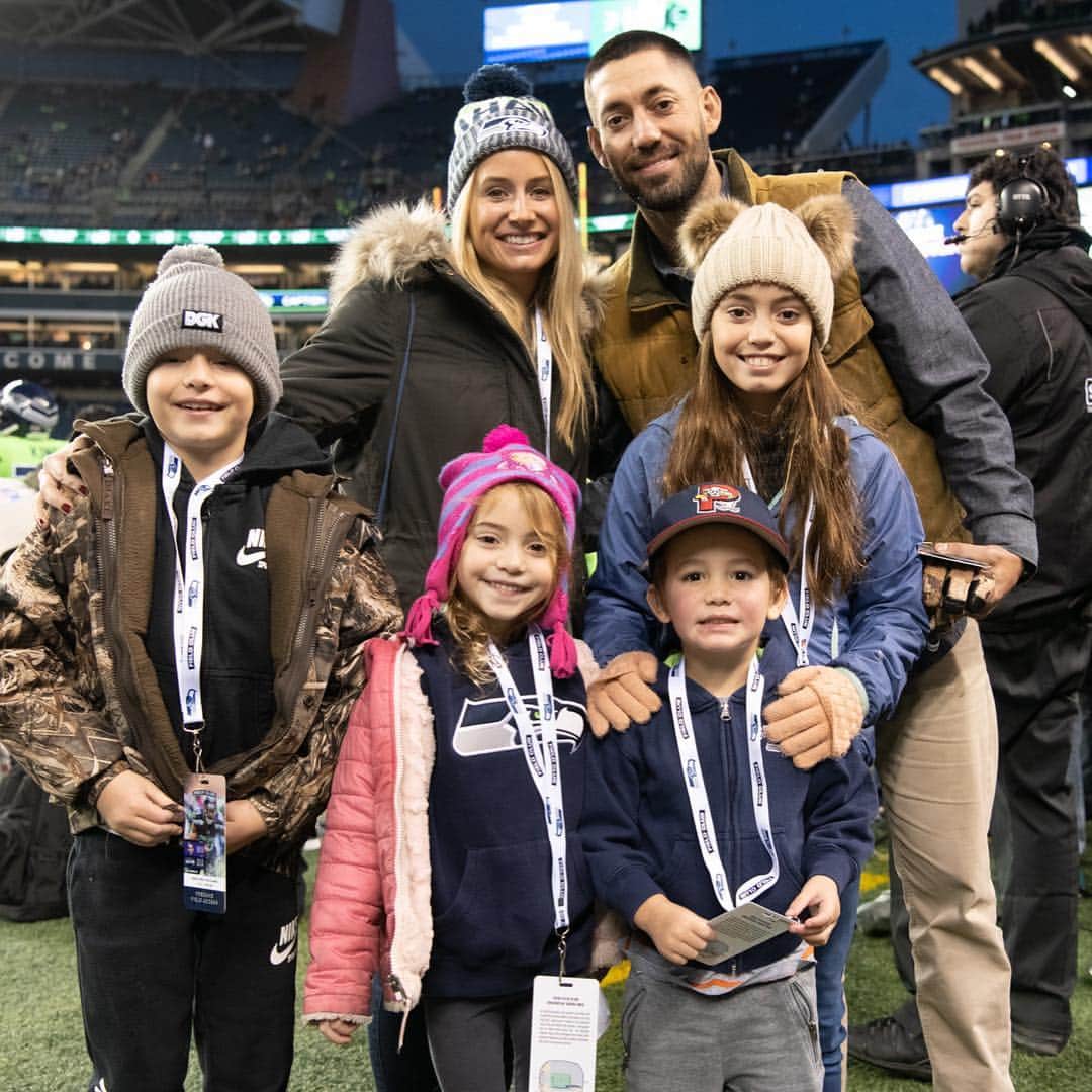 クリント・デンプシーのインスタグラム：「Shout out @seahawks for tix to the game congrats on the W.」