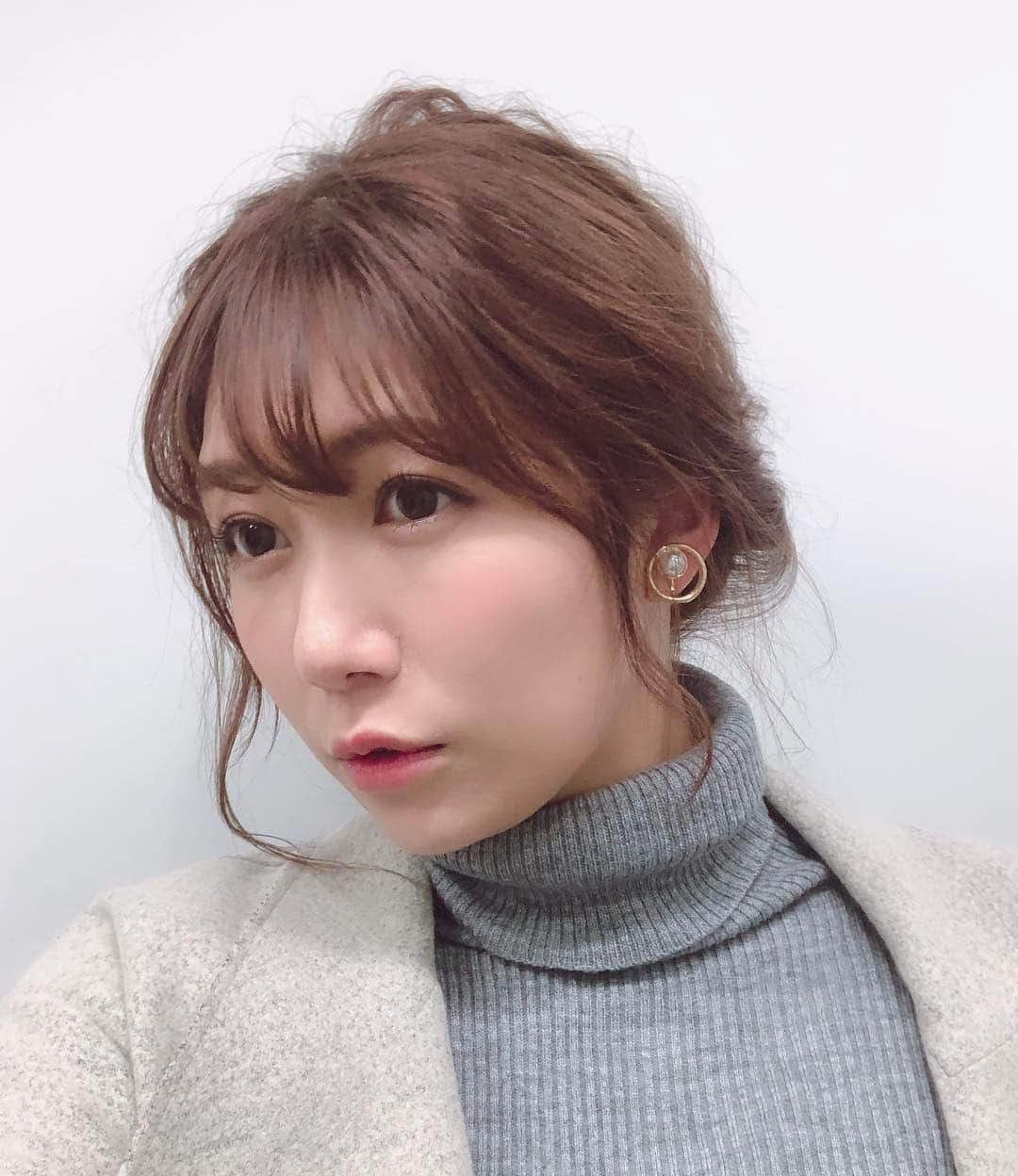 穂川果音さんのインスタグラム写真 - (穂川果音Instagram)「今日のヘアスタイル^_^ タートルネックのニットの時は、アップへア率高くなります♡  #アベプラ #abematv  #weather #weatherforecast #気象予報士 #穂川果音 #instastyle #instahair  #ヘアアレンジ #アップスタイル  #hair #hairstyle #hairarrange #ほかのん #hairstyles #タートルネック #hairstyling #おしゃれ #アップヘア #冬コーデ #まとめ髪」12月11日 23時22分 - hokawakanonn