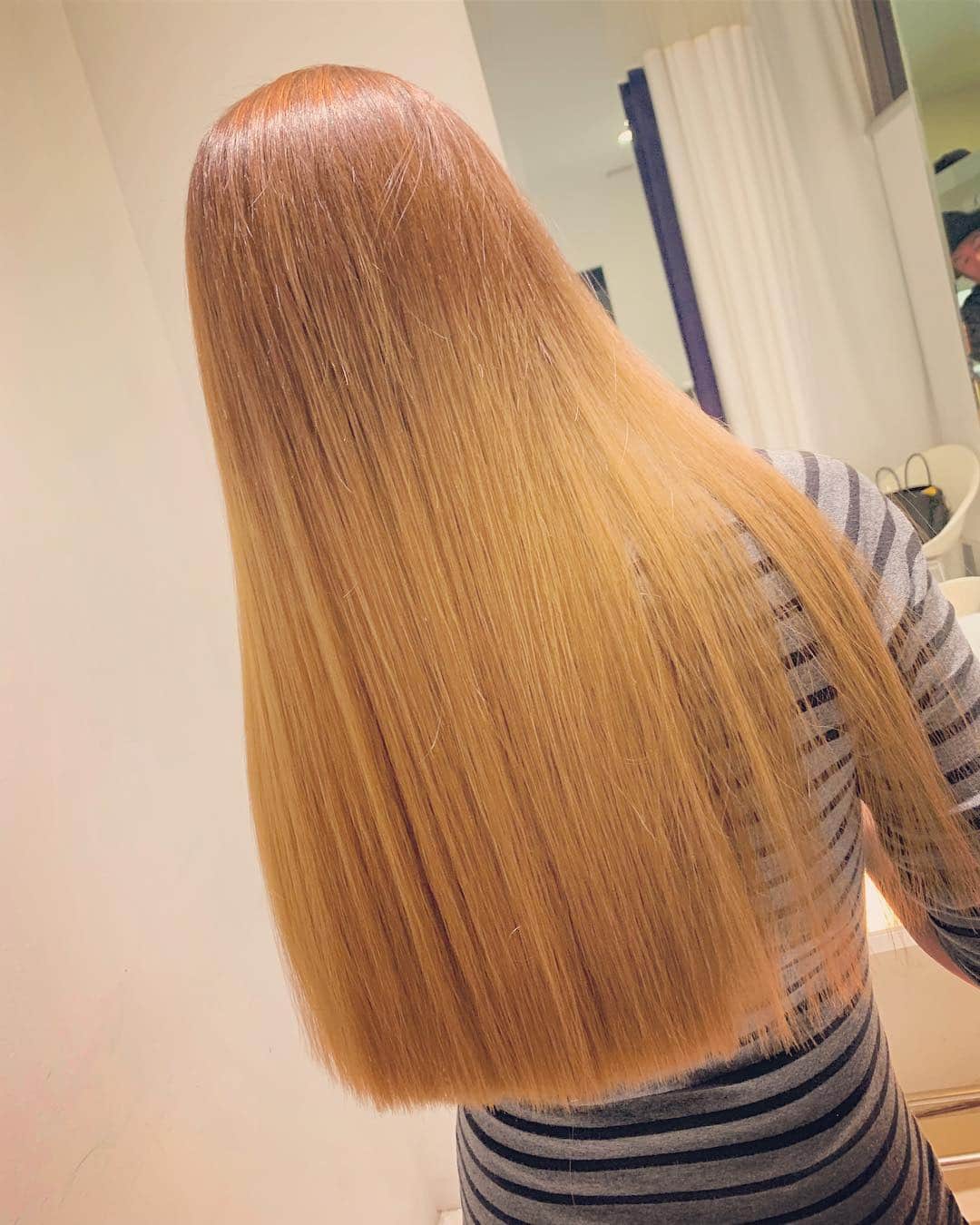 あびる優さんのインスタグラム写真 - (あびる優Instagram)「切れ毛や傷みはあったりするけど、 トリートメントで補修して頂いて、 加工無しでこの感じ😍😍 ツルツル艶々🥰 カラーの色味も艶感も張りもカットも最高✨✨ いつもありがとうございます😊❣️ #hair#haircolor#hairsalon#hairstyle#vanillasky#video#longhair#treatment#艶髪#ロング#ロングヘア#ヘア#ヘアカラー#美容室#美容院#ヘアサロン#トリートメント#バニラスカイ#神業#最高#いつもありがとうございます#加工なし#動画」12月11日 23時23分 - yuabiru74