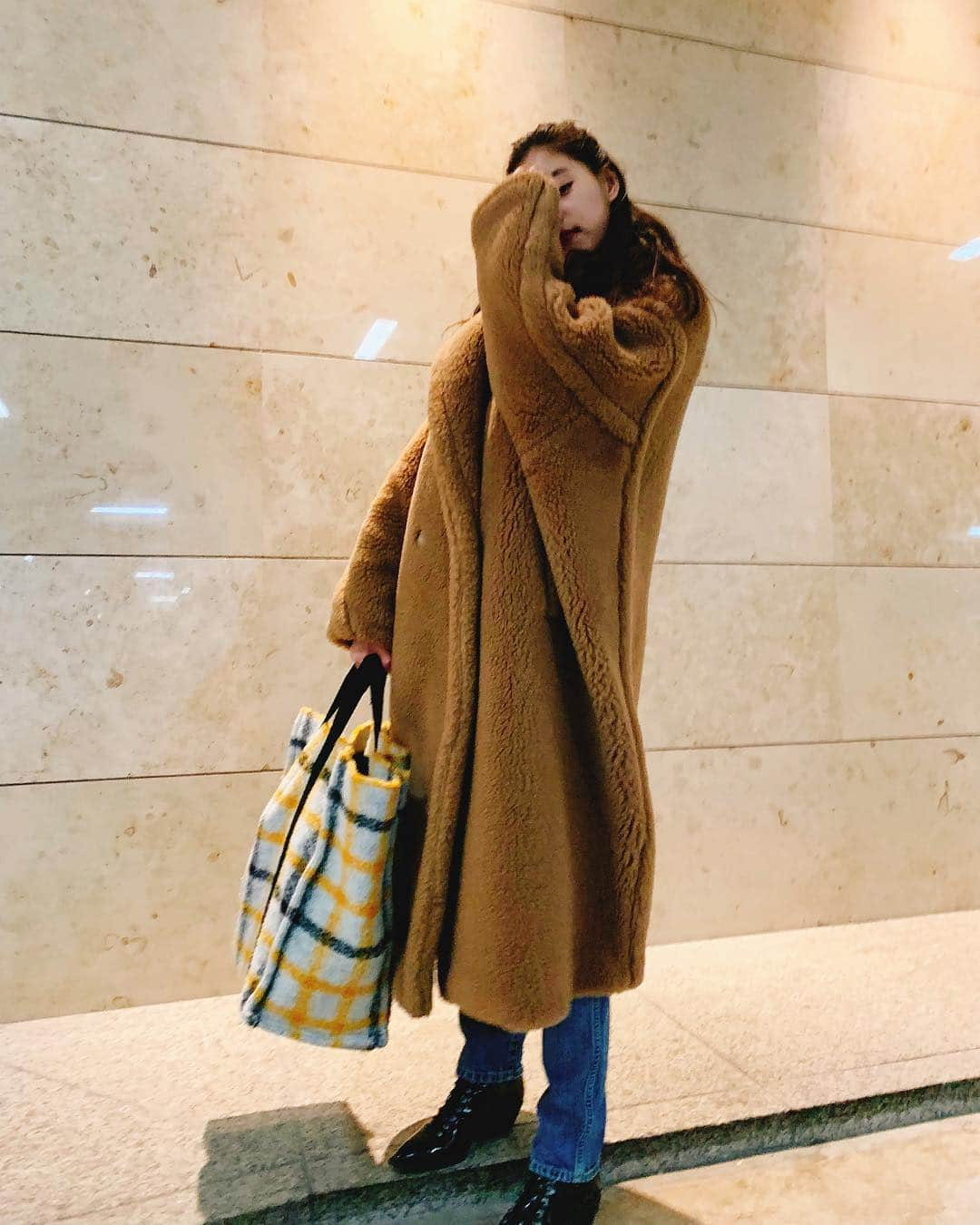 新木優子さんのインスタグラム写真 - (新木優子Instagram)「私服 coat : @maxmara  knit : @bonum.jp  jeans : @holiday_pr  shoes : @coach  bag : @isabelmarant」12月11日 23時15分 - yuuuuukko_