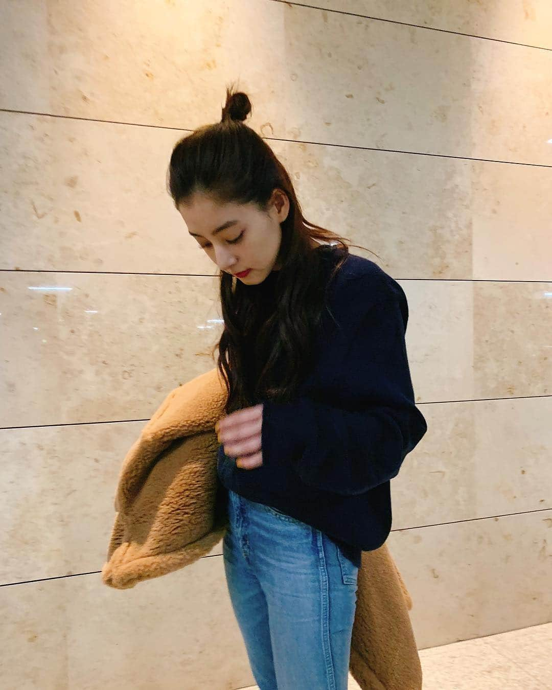 新木優子さんのインスタグラム写真 - (新木優子Instagram)「私服 coat : @maxmara  knit : @bonum.jp  jeans : @holiday_pr  shoes : @coach  bag : @isabelmarant」12月11日 23時15分 - yuuuuukko_