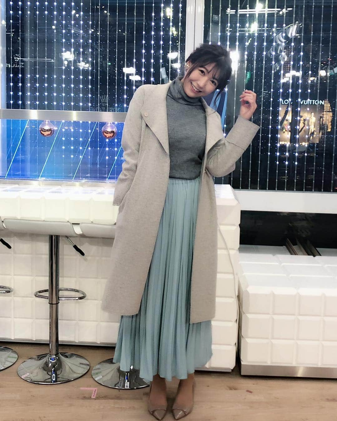 穂川果音さんのインスタグラム写真 - (穂川果音Instagram)「明日の関東は、雨は朝まで☔️ 次第に天気回復してきます。 日中の気温は、今日より上がりますが、夜は北風でひんやりしそう。 引き続き、防寒対策は必須です！ タートルネックのニット+厚手のコート🧥でコーディネートしたよ！  #アベプラ #abematv  #weather #weatherforecast #気象予報士 #穂川果音 #明日コレ着よコーデ #ファッション #ファッションコーデ #ファッションアイテム #fashion #fashionista #fashionable #fashionstyle #fashionlover #style  #outfits #coordinate #ootd #outfit #japanstyle #instastyle #instafashion  #ヘアアレンジ #アップスタイル #hair #hairstyle #hairarrange #防寒対策 #ほかのん」12月11日 23時20分 - hokawakanonn