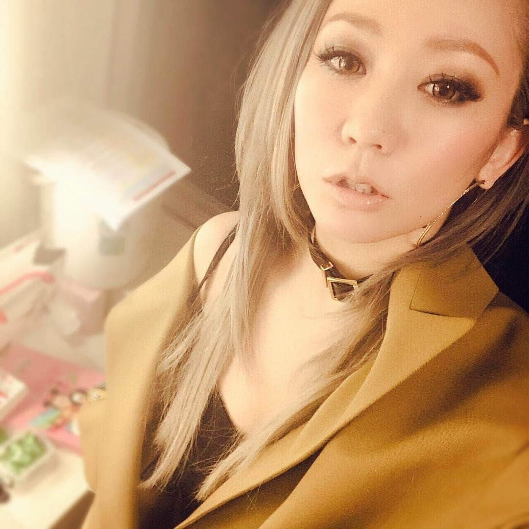 倖田來未さんのインスタグラム写真 - (倖田來未Instagram)「テレビ東京「プレミアMelodiX!」﻿ オープニングとエンディングは、こんな感じのスタイリングでした！！﻿ このコーデ倖田來未的には新しい！！﻿ ﻿ 【放送日時】﻿ 12月27日（木）23:20～25:25﻿ ﻿ #絶対昔はこういう色のジャケットは着なかった #おじさんぽい #黄色でもなく #茶色でもなく #歳を重ねて #ファッションの幅 #広がった #スタイリスト #ひろよちゃん #ナイッスー！ ﻿ #テレビ東京 #プレミアmelodix #TV #衣装 #fashion #styling #code #gallerietokyo #moschino #オフショット #裏側 #倖田來未 #kodakumi #別ショットを #モバイルファンクラブ #playroom #にも載せたよ #見てねー」12月11日 23時54分 - kodakumi_official