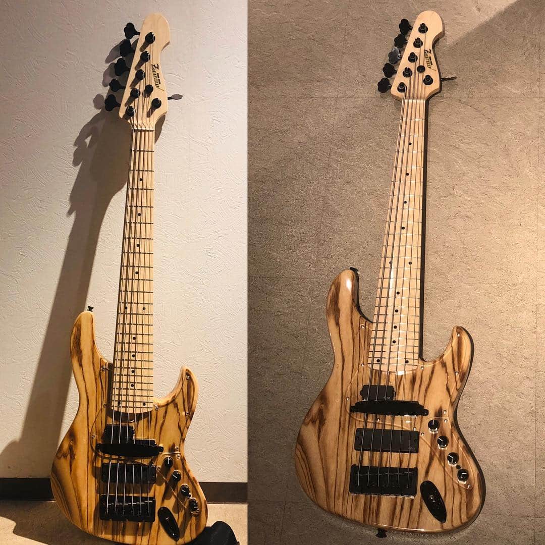 のインスタグラム：「New Atelier Z medium Scale (32”) 6 String is Killin’ ! アトリエ Zのミディアム・スケールの6弦 ベースは、やべーす！！！ #atelierz #jino #アトリエz  #ジノ #日野jino賢二 #jinobass  #kenjihino #bass #bassist #bassguitar #bassplayers #6string #6stringbass #mediumscalebass」