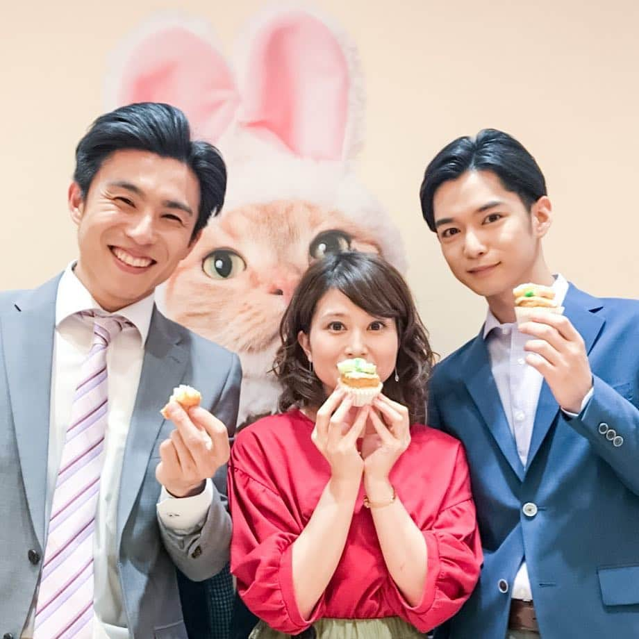 日本テレビ「プリティが多すぎる」のインスタグラム：「#プリティが多すぎる 🌈 第9話は12/13(木)25:09～放送🌸🌼 Huluでも好評配信中🍭 . 南吉(#千葉雄大 )と近松(#中尾明慶 )の同期コンビで利緒(#佐津川愛美 )を挟んで、3ショットをパチリ😍📸 実は、役の年齢も実年齢も同い年‼️という3人組です👍✨ . #背後から猫 #手元にはカップケーキ #完璧すぎるほどプリティな撮影状況」