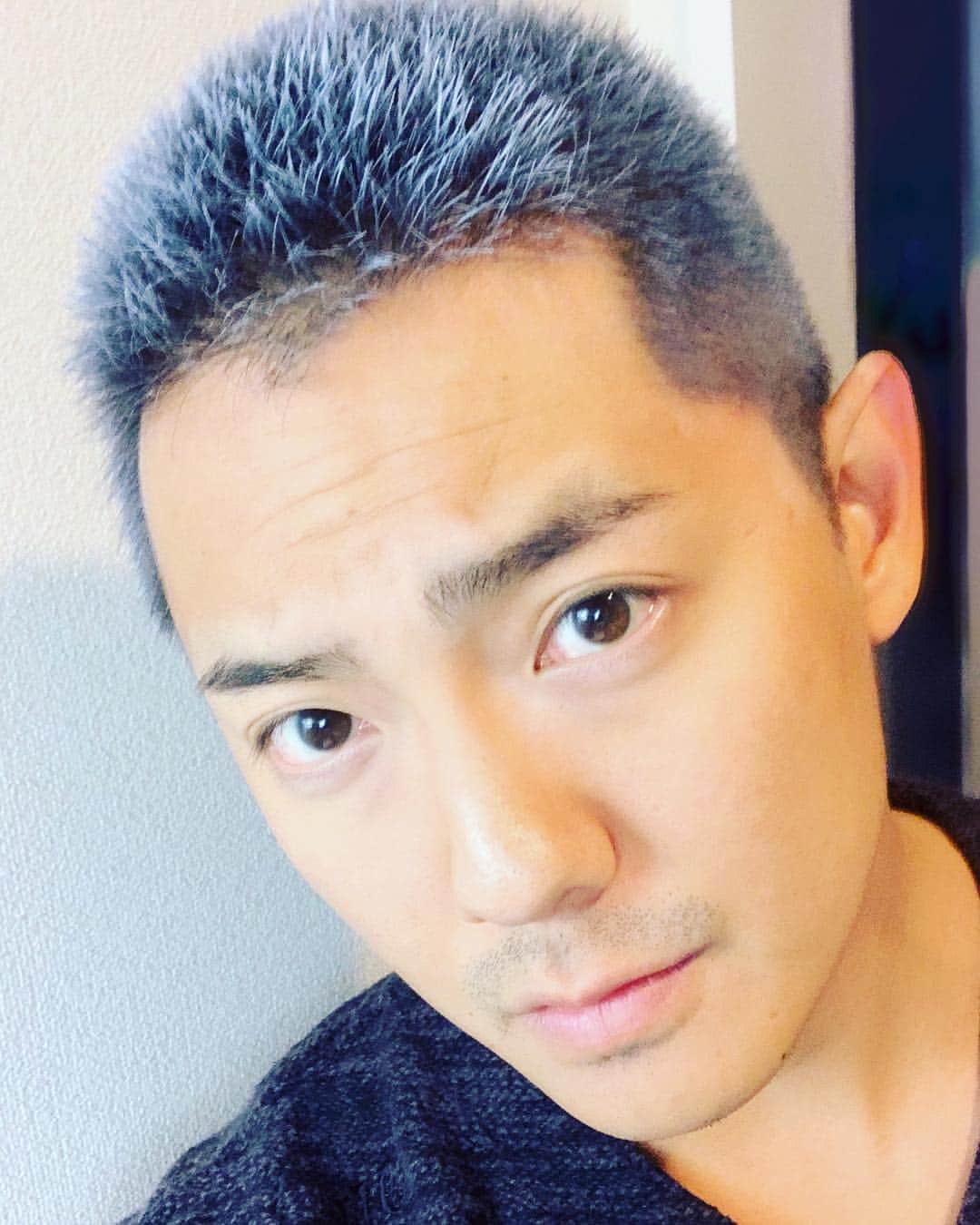 長田成哉のインスタグラム：「このアタマなんで「カラーワックス」ってなもんで遊んでみます。笑 #カラーワックス #髪型 #ボウズ」