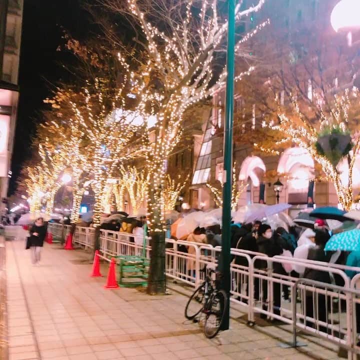のインスタグラム：「アプレイジの帰りに 目の前は ルミナリエの列ですごい人ーー✨✨ 雨の中だけどすごい人数！！ #ルミナリエ #神戸 #元町 #神戸大丸 #行列  #インフルエンサー」