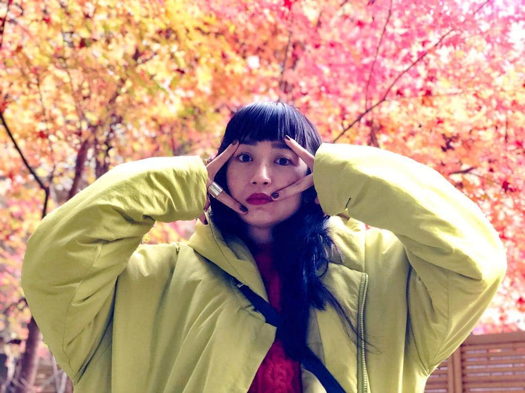 福田麻貴のインスタグラム：「. 奥多摩湖にて。いい写真だ。 . . 紅葉が綺麗だし(そんな紅葉に殺されかけたけど)、小川さんのアウターもインナーも紅葉と同じ色だし、小川さんが綺麗だし。(優しいし女神だし) . . そんな小川さんは日付変わって今日、FNS歌謡祭に吉本坂46として出演されます♪ . すごく楽しみ…めちゃくちゃ良い歌やし、歌番組での披露は初めて！センターで小川さんがどんな風に輝くのか楽しみ〜☺️ . 忘れぬうちに録画しておこう。 . . #奥多摩湖 #スパイク小川 さん #紅葉 #殺されかけたけど  #詳しくは #よしログ で話したけど #アーカイブ になるかはどうだろう #3時のヒロイン  #吉本坂46 #泣かせてくれよ #泣かせたるがな #FNS歌謡祭」