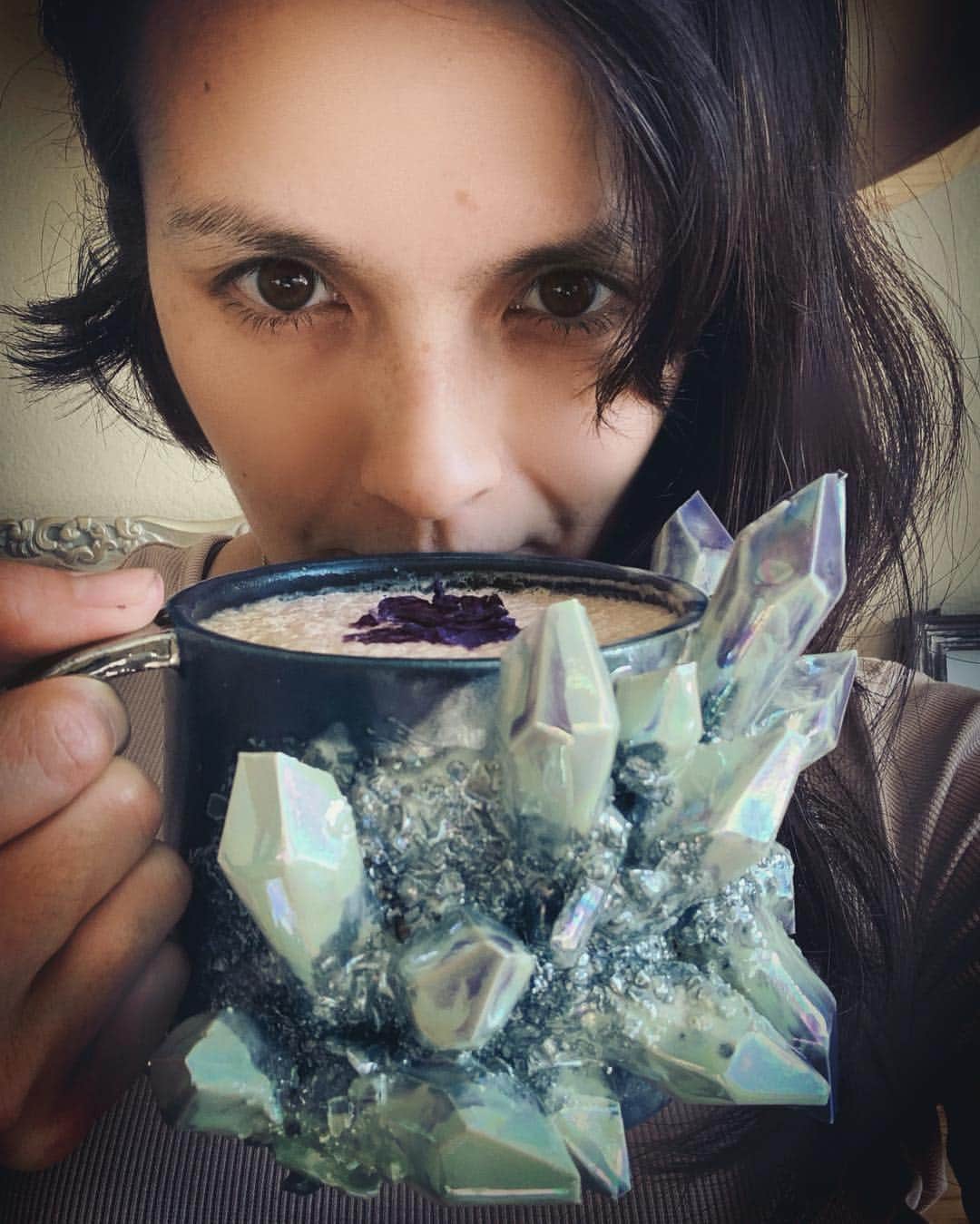 OLIVIAのインスタグラム：「Thank you to my wonderful friends Cynthia and Justin for this beautiful mug!!! 💖 It’s by @essarai_ceramics ahhhh so in love with it!!! 🥰 #birthdaygift #adaptogeniclatte #crystallovers  Crystals from @crystalmuse_  #chloritequartz #emerald #aragonite  Adaptogenic latte ingredients: Burdock root, ginger, lions mane, rhodiola rosea, to cos powder, vanilla powder, walnut butter and local honey.」