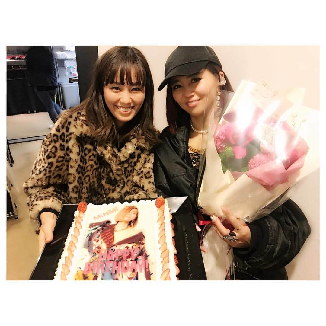 のインスタグラム：「ステキ過ぎる方々✨ 友達や仕事仲間の 皆様お忙しいなか 来て頂いてありがとうございました😌❤️✨ 1枚目から。 ママ友のリエトーキョー  @rietokyo_  環境省 でアンバサダーを務めさせて頂いてるマザーアースteam の皆様 @mother_earth_project @kishibeniko  マリノスを通じて出逢った皆様 @shoito16 伊藤翔選手 と #なべさん #古川さん （愛称 ボブ🧔🏾） スニーカーとファッションと未来の野望と✨いつも支えてくれる🎃チーム村松さん コスプレも一緒にした仲 w @real_muramatsu  @hiroto_kondo  @revias_tamachi  TEE君とのオンリーワン musicvideoの製作からお世話になってる #笑顔道 の皆様 🎂 @egaodo.hideto.fukuda  メジャリーガーとしてご活躍の @k.makita_53 牧田選手 ゲストとして最高の歌声届けてくれたティー君 @tee1126tee  モデルであり minmi グッズのチームである @__hidetatsu__ は背がデカ過ぎな息子w ダイスキなダンサーであり晴れて結婚した2人❤️リリムニ @lilimoony_official  @curlybaby_lilika  @moonymang  線香花火やwinnerのprodであり 何でも語り合えるシリチャン @xliimusic  とビジュアルもキャラも最高な モデル えとーさん @etooo3  #identitytour お花やお手紙や差し入れ、 誕生日プレゼントまで🎁 お気遣い下さった皆様 本当にありがとうございます😌😊😆💕」