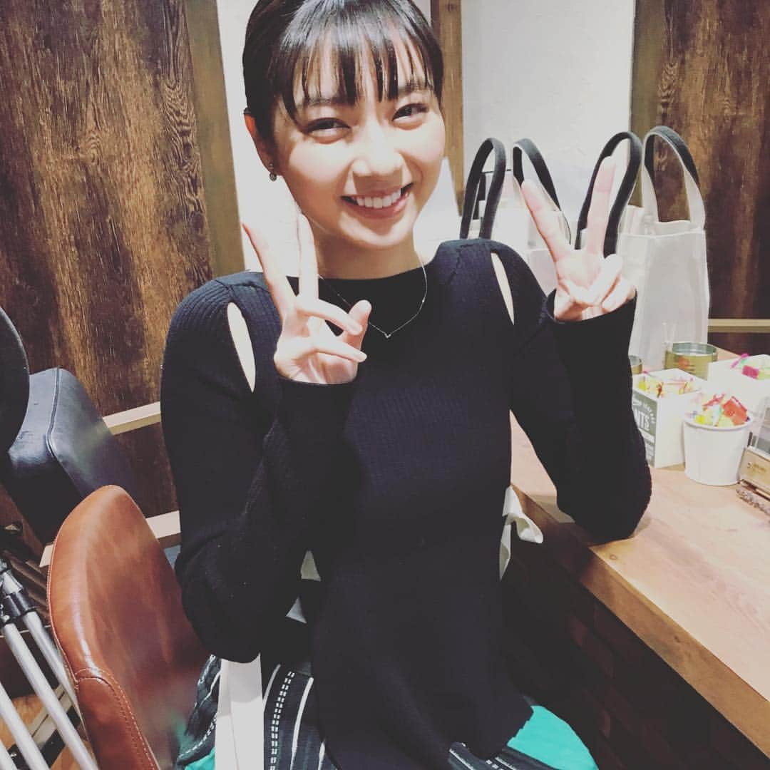 テレビ朝日「ブスだってI LOVE YOU」さんのインスタグラム写真 - (テレビ朝日「ブスだってI LOVE YOU」Instagram)「本日は美容室で撮影。  #新川優愛 #ブスラブ #美容師デビュー！」12月12日 8時26分 - busulove_tva