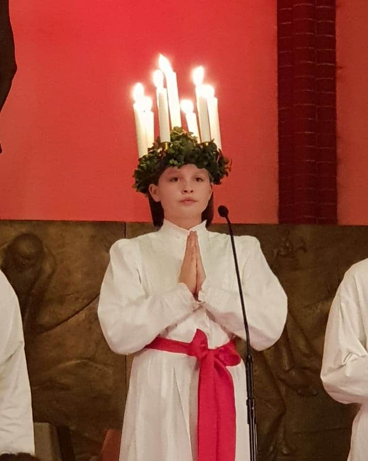 ルネ・ヤーステインのインスタグラム：「So proud of my daughter today❤  Performing as Lucia🕯」