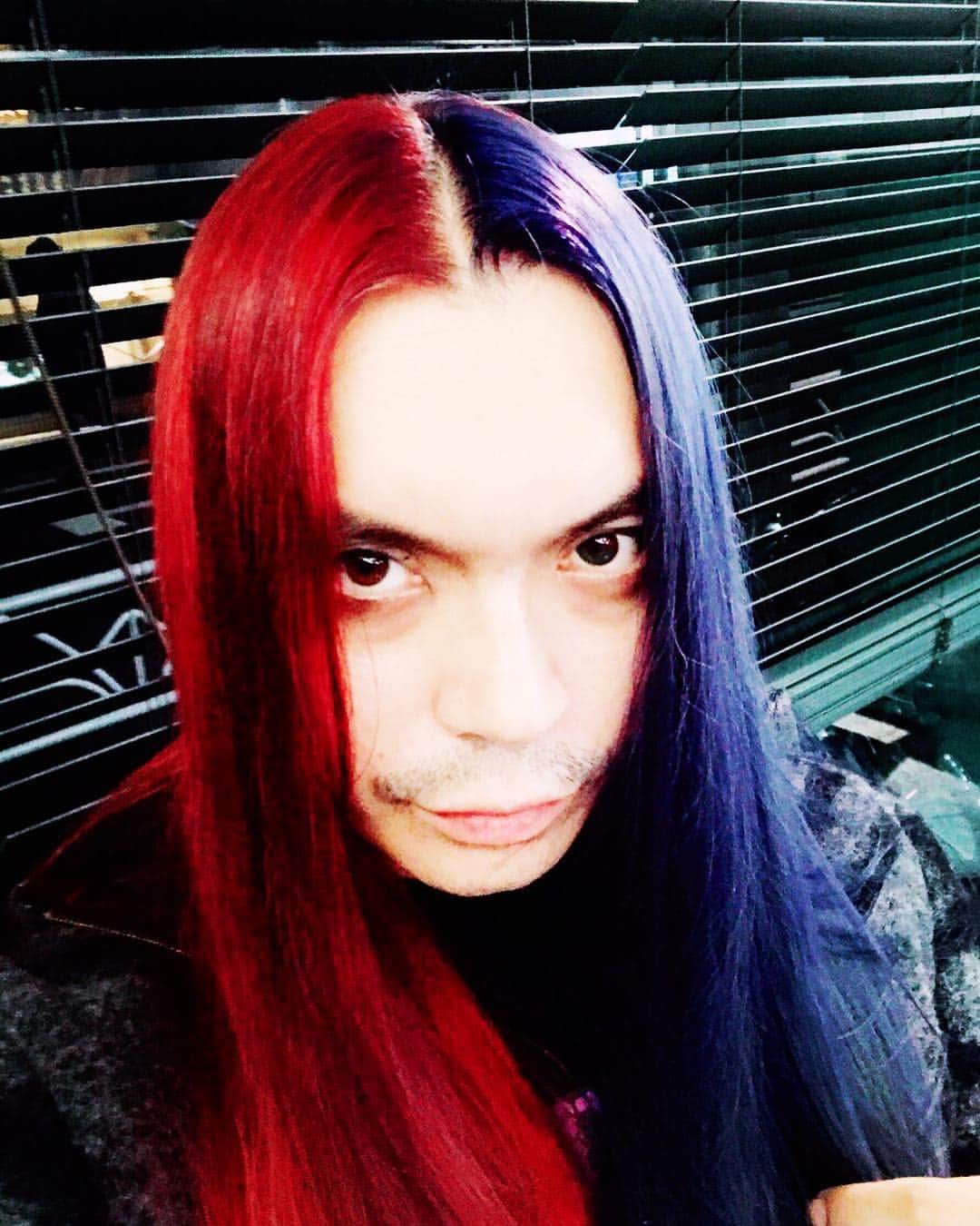 KenKenのインスタグラム：「ふんがー！６時間半かかりましたが、人生初の毛染め終了！ Dragon Ashのikuzoneがお世話になっていた美容室でやってきました。 なんだか時を超えてまた一体感を感じれました。 お披露目は明後日の名古屋Zepp！！」