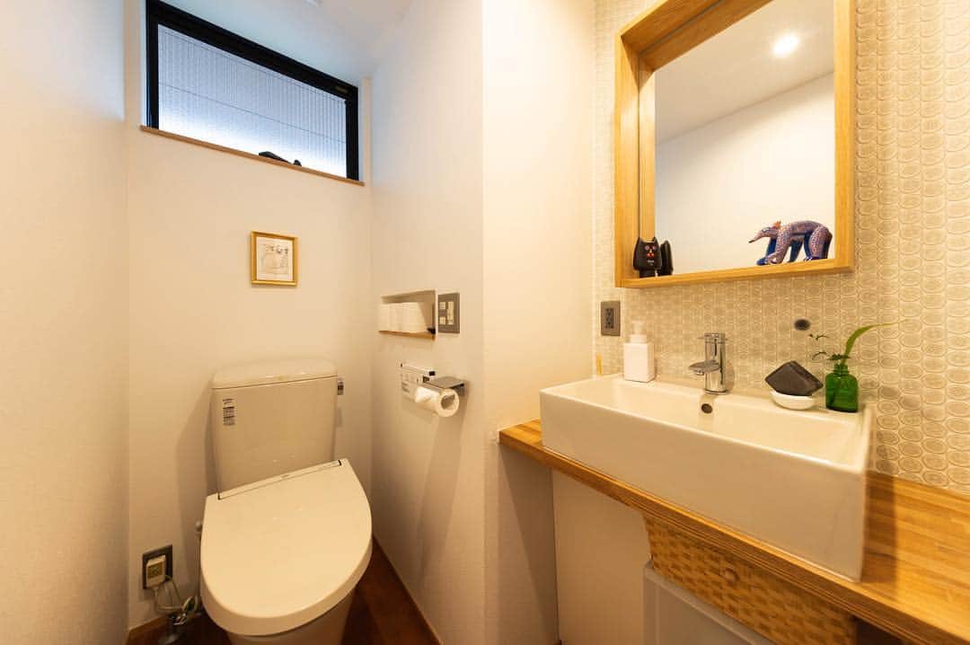 ザウス住宅プロデュースさんのインスタグラム写真 - (ザウス住宅プロデュースInstagram)「三鷹のガレージハウス・東京／トイレのコーディネートです。 . シンプルなカラーでまとめていますが、壁面に貼ったデザインタイルがアクセントに。窓、鏡、手洗器、ミニ収納など、スクエア◼︎◻︎で揃えているのもポイントです。 . . #zaus #ザウス #ガレージハウス #ガレージライフ #建築家とつくる家 #インテリア #和風住宅 #和モダン #トイレ  #お手洗い #garagehouse #garage #house #home #instahome #entrance #housedesign #homedesign #homedecor #interior #japanese #toilet」12月12日 17時43分 - zaus_producer