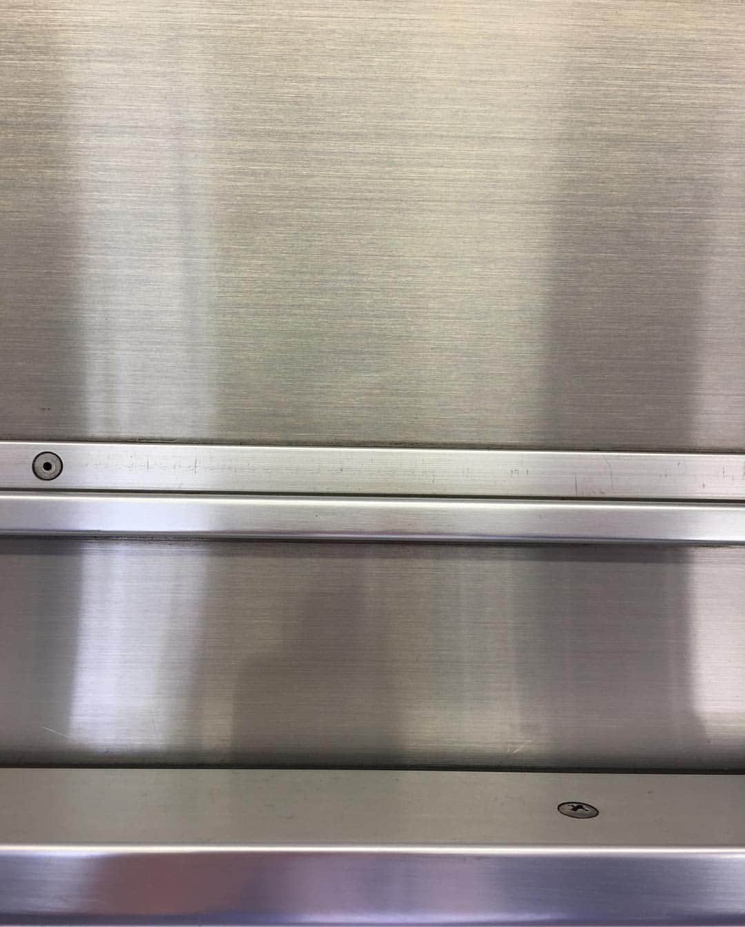 浅井優のインスタグラム：「あさい目線。。。 １枚目の写真はあさいが見ている光景です。  なにか分かりますか？  正解は ↓ ↓ ↓ ↓ ↓ ↓ ↓ ↓ ↓ ↓ ↓ ↓  電車のドアの上の部分でした！！ #あさい目線 #約2メートルの目線 #本当は１９３㎝の目線 #これ見たら #満員電車 #で頭一個抜け出てる絵を想像しやすい #アサインスタワー #193目線 #一休さん目線 #別世界へようこそ #高いところからすみません #あさいタワー」