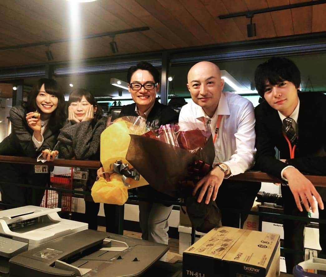 日本テレビ「獣になれない私たち」のインスタグラム：「ツクモクリエイトジャパン集合写真📷  #新垣結衣 #犬飼貴丈  #伊藤沙莉  #近藤公園  #山内圭哉  #今度は後光が松任谷に #社長と佐久間さん #クランクアップの時に撮影 #獣になれない私たち #けもなれ  #いよいよ今夜10時最終回」