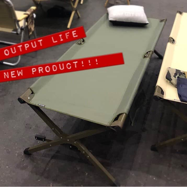 OUTPUT LIFE officialさんのインスタグラム写真 - (OUTPUT LIFE officialInstagram)「. 新商品発売のお知らせ！！ . 【EASY COT】 "EASY"という名前の通り、本体を広げたら足元3か所にあるフットロックを踏むだけで力を使わず簡単に組立てが可能なコット。 . 最後のポールがハマらない...そんな悩みを解消してくれるスグレモノ！！ . アルミフレームにはオリーブドラブカラーの塗装を施したネイチャーマインドスタイル。 . 明日、12/13より一部web shopにて予約販売を開始いたします！(12/26発送予定 ) . 底冷えする冬キャンプに大活躍間違いなしです⛄️✨ . #outputlife  #アウトプットライフ  #camp  #キャンプ #outdoor  #アウトドア  #新商品  #コット  #easycot  #イージーコット  #冬キャンプ  #女性に優しい  #最高コット #12/26発売予定！」12月12日 16時38分 - outputlife_official