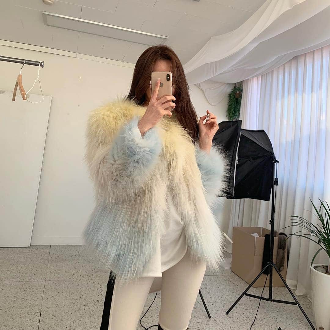 Hyemiさんのインスタグラム写真 - (HyemiInstagram)「필수소장레이어드티랑 레깅스랑 솜사탕퍼에 폭스슬리퍼💓 레이어드티에 레깅스 진짜 찰떡이예요 이런코디 너무 좋당💛」12月12日 16時45分 - hinzajoa