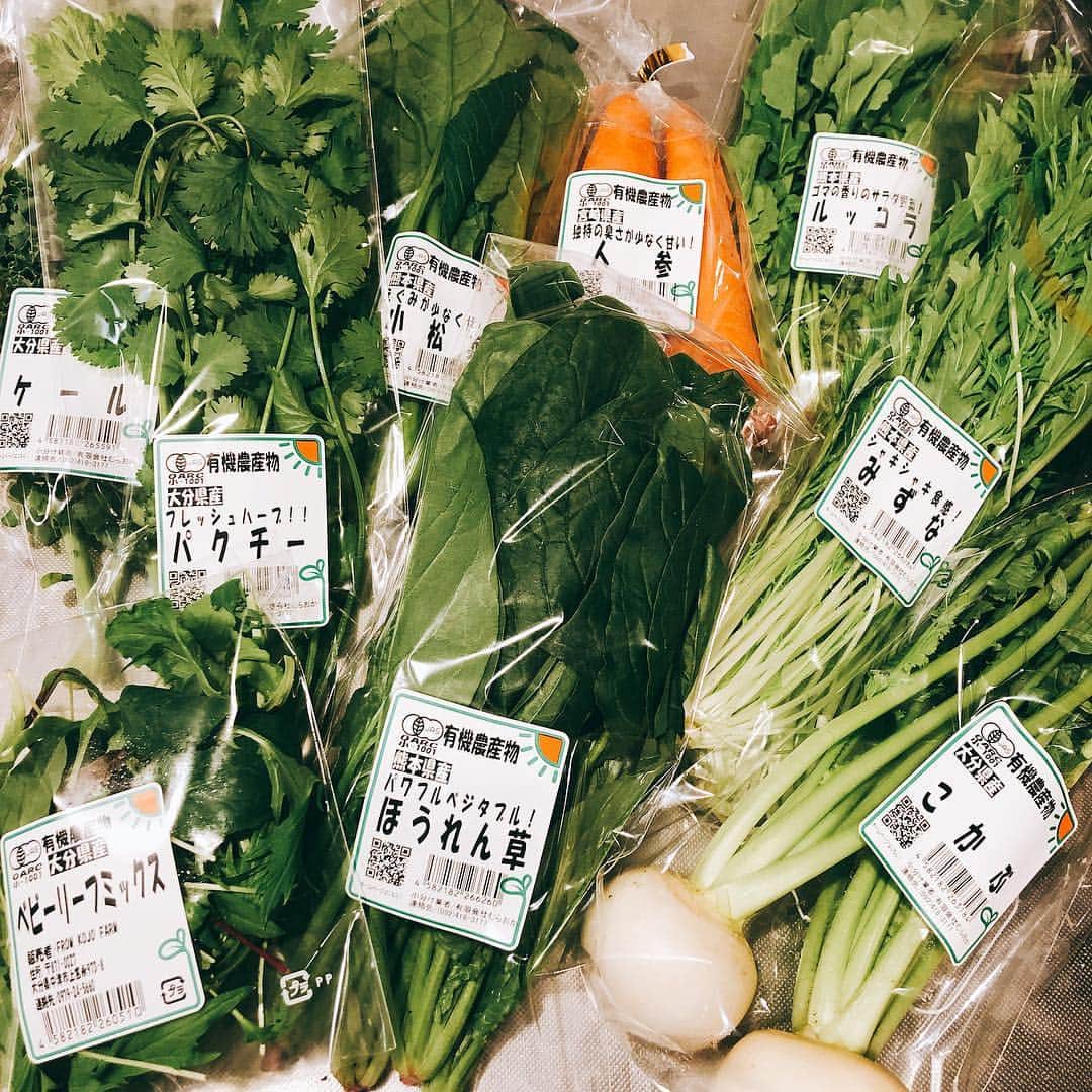 林まきさんのインスタグラム写真 - (林まきInstagram)「食べることが好きなので、夜は自炊しているのですが、凝ったものは作れないので、素材にはこだわっています🥬🍅🥕 @fromkojofarm さんのオーガニック野菜、ネットで買えるので、たくさん買っても重くて帰り道が大変💦ということもなく、自炊派の皆さんにオススメです😊💕 #organicvegetables #vegetables #kitchen #kojofarm #オーガニック野菜 #自炊 サラダドレッシングも自作しているのですが、 ・オリーブオイル ・やさしいお酢 ・醤油 ・塩胡椒 ・はちみつ(砂糖でも可)少々 ・おろしにんにく(にんにくパウダーでも可)少々 ↑これ美味しいし簡単に作れるのでオススメです😋❤️ 3枚目は、チーズタッカルビを家で作ってみました。が、チーズタッカルビを食べたことがないので正解がわからなかったです笑 これ以外にも色々作ってますが、どうしてもインスタ映えするような料理が作れなくて、載せるの断念しました😂 盛り付けの問題かな？😕」12月12日 16時48分 - maki__mh