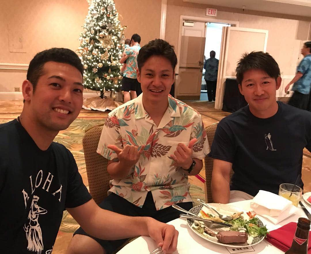 福岡ソフトバンクホークスさんのインスタグラム写真 - (福岡ソフトバンクホークスInstagram)「#優勝旅行 #ハワイ #ウエルカムパーティー #ハワイ感満載 #松田宣浩 #川島慶三 #長谷川勇也 #城所龍磨 #五十嵐亮太 #明石健志 #市川友也 #加治屋蓮 #大竹耕太郎 #塚田正義 #工藤公康」12月12日 17時56分 - softbankhawks_official