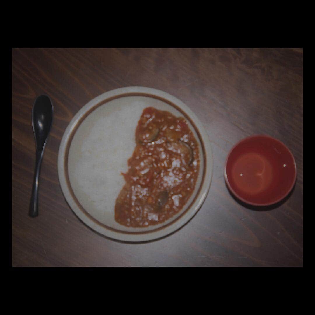 浪花ほのかのインスタグラム：「#カレーライス  昨日もカレーライス。 今回は水を入れないカレー トマトとナスと玉ねぎの水分で作ってみた！  トマトがほぼでトマトの缶詰もいれたよ！！ おいちかったー、」