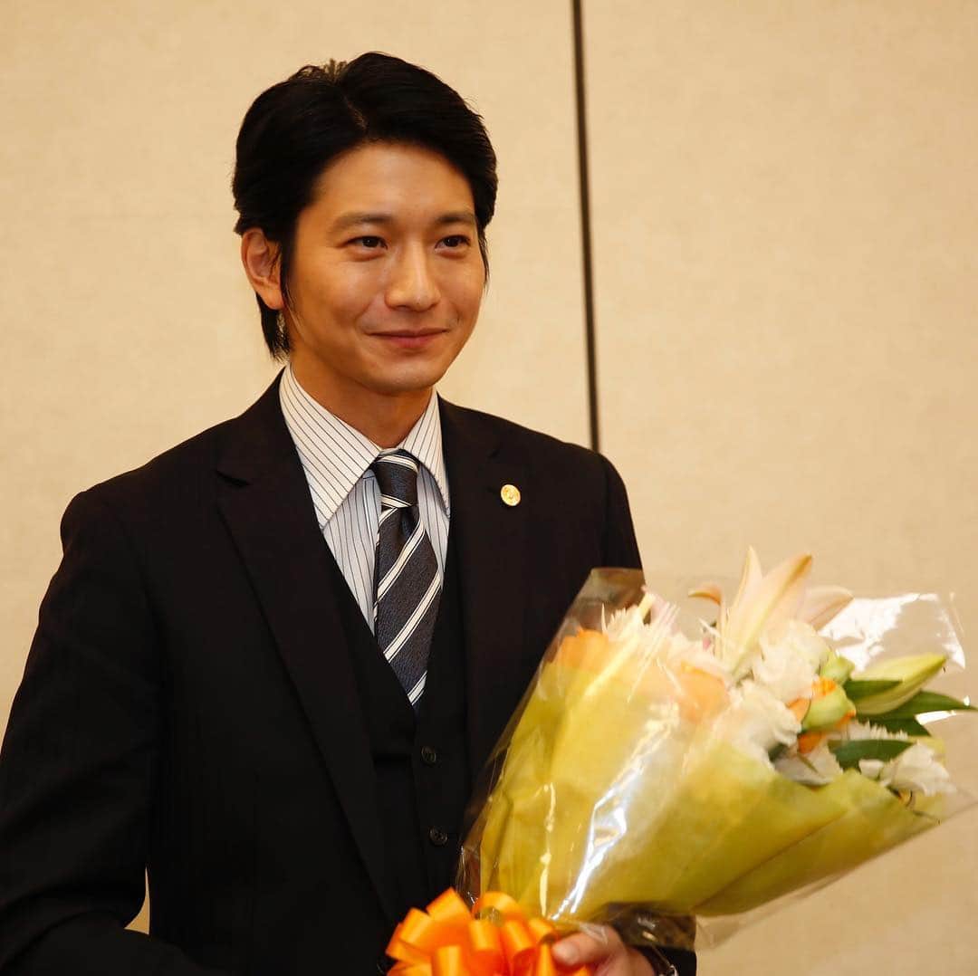 テレビ朝日「リーガルＶ〜元弁護士・小鳥遊翔子〜」のインスタグラム：「向井さんのクランクアップ⭐️ #リーガルv #木曜最終回 #向井理 #クランクアップシリーズ」