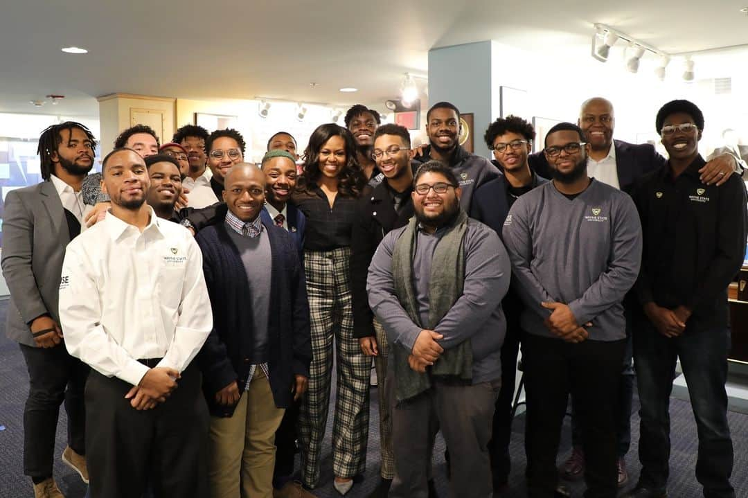 ミシェル・オバマさんのインスタグラム写真 - (ミシェル・オバマInstagram)「I'm so proud of these tremendous young men from @WayneState here in Detroit. They're working hard to build their community and leave an even stronger city to the generations coming up behind them. Thanks to @keeganmic and my big brother Craig for joining in on the conversation. #IAmBecoming」12月12日 9時42分 - michelleobama