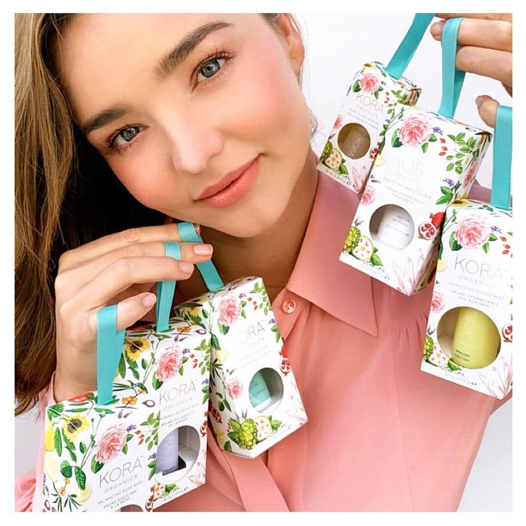 KORA Organicsさんのインスタグラム写真 - (KORA OrganicsInstagram)「“These holiday ornaments are a wonderful way to gift healthy, beautiful skin. I’m giving them to everyone on my list!” - @mirandakerr 💝 xxx #holidays #koraorganics #noniglow」12月12日 10時29分 - koraorganics
