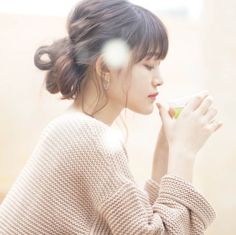めっちゃ贅沢フルーツ青汁のインスタグラム：「ホッとした瞬間。温かい青汁で心も体もリラックス。 ↓ ↓ トップのプロフィールからURLをクリック！ サイトもぜひチェックしてみてね！ @zeitaku_aojiru ・ ・ ・ ＃めっちゃぜいたくフルーツ青汁 #めっちゃ贅沢フルーツ青汁 #clavis #クラヴィス #青汁 #女子力 #女子力アップ #インスタ映え #デブ活 #大人キレイ #痩せたい #シックスパック女子 #くびれ #継続は力なり #痩せてやる #減量 #ダイエッターさんと繋がりたい #家トレ #インスタダイエット #健康的に痩せたい #美容 #美肌 #青汁ダイエット #フルーツ味 #美容成分たっぷり #ほっと一息 #休息 #毎日週間」