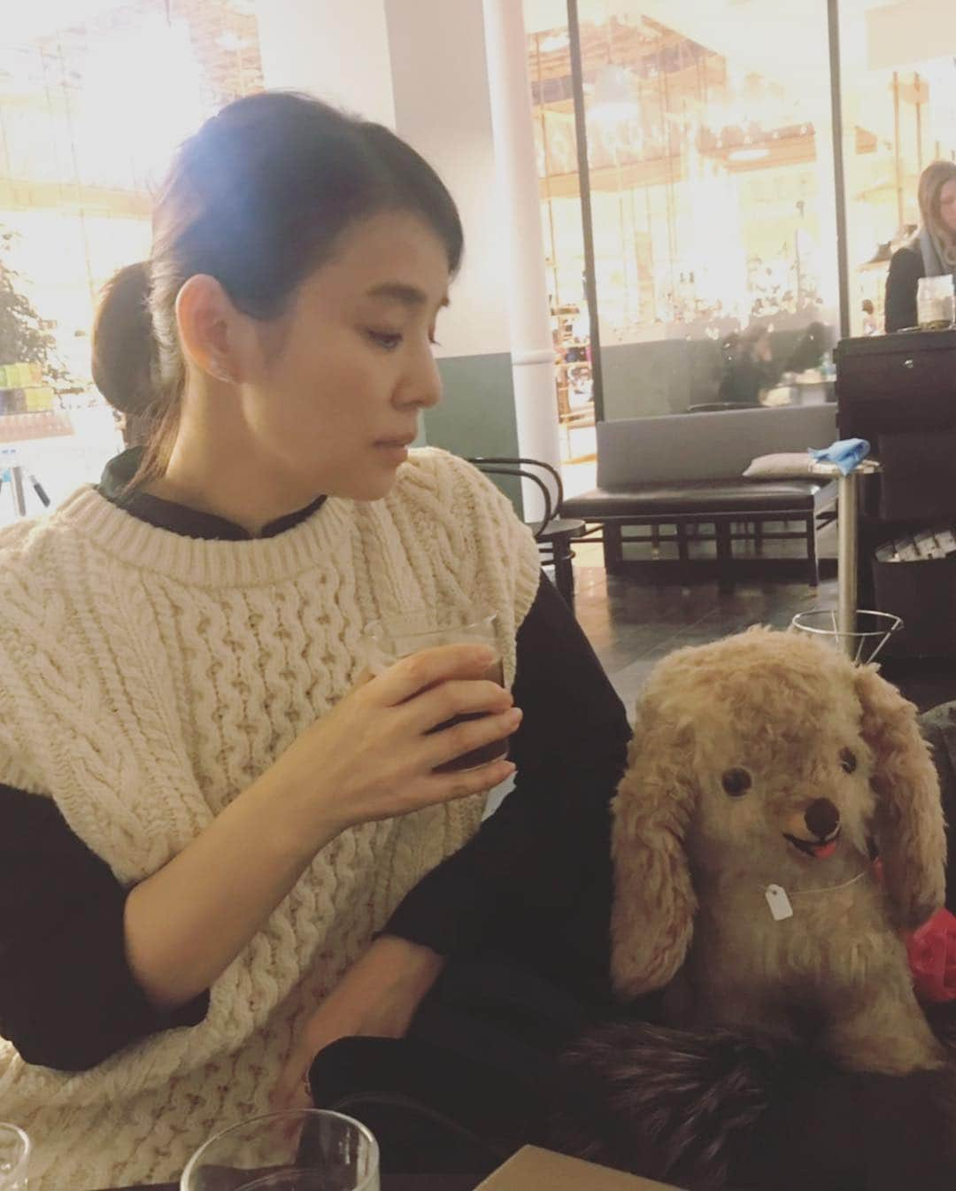 石田ゆり子さんのインスタグラム写真 - (石田ゆり子Instagram)「クリニャンクール蚤の市は じっくり見ていたら時間がいくらあっても足りません… 可愛いお店を見つけて、 そこにいた どうにもこうにも可愛い この子をうちに連れて帰ることに決めました😍 この表情、この時間を経た感じ、たまりません。 雪に取られないようにしないと！！😆‼️ #マチネの終わりにパリでの日々  #クリニャンクール蚤の市」12月12日 12時16分 - yuriyuri1003