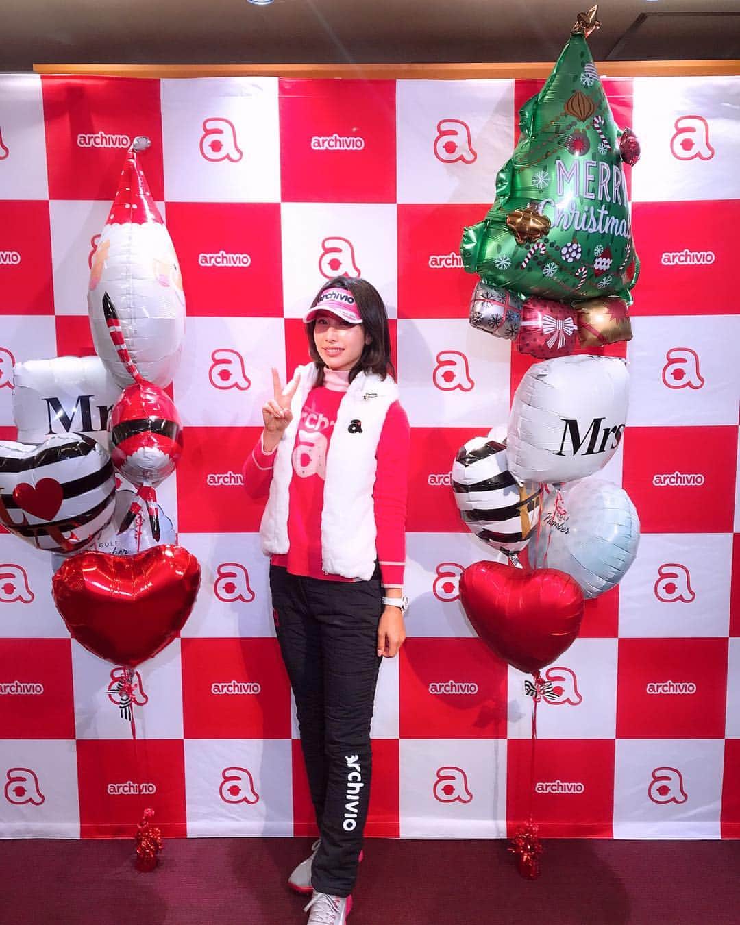 のインスタグラム：「アルチビオカップにお手伝いで参加しています🌟 今日はニアピン対決です☺️ たまに池に落として、悲しんでいます…😭✨ #archivio #アルチビオ #アルチビオカップ #クリスマス #ショートホール #ニアピン対決 #golf #ゴルフ #ゴルフ女子 #アルチビオコーデ」