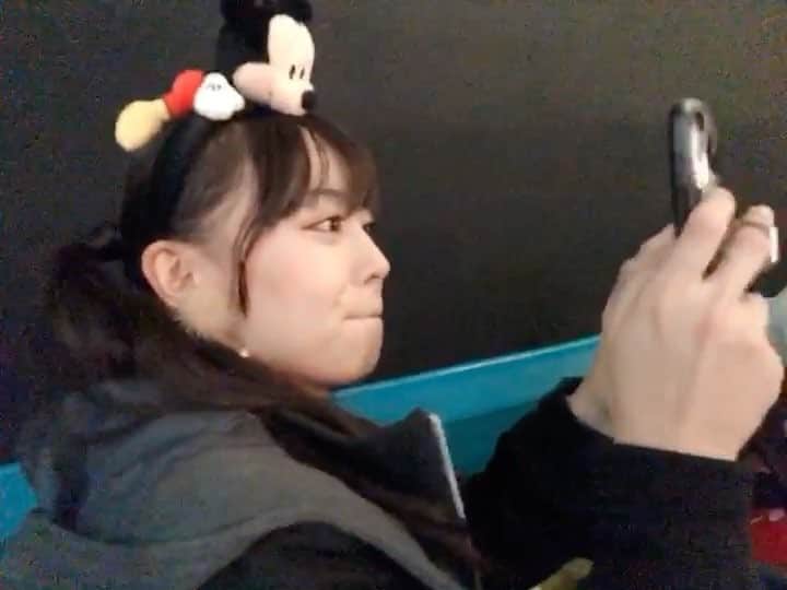 浦えりかのインスタグラム：「えみちゃんが撮ってくれたスモールワールドの時の私。ディズニーキャラ探すのに夢中。（しかし知識がない） #東京ディズニーランド #ディズニーランド #デート風」