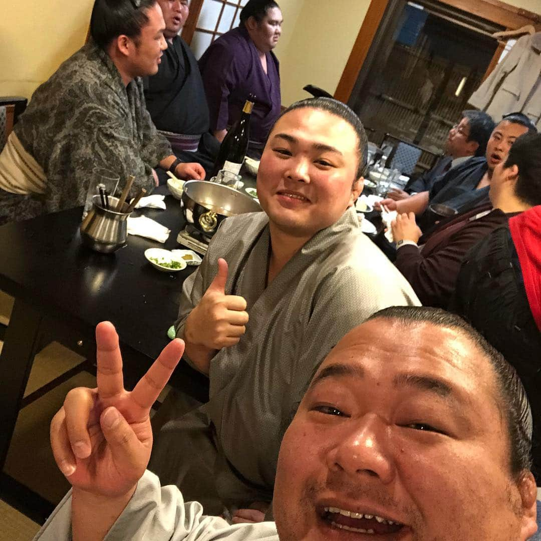 豊ノ島大樹さんのインスタグラム写真 - (豊ノ島大樹Instagram)「昨晩は楽しい時間を過ごしました❗️ 写真は撮れてないけど白鵬関と二子山親方も一緒でした😌 巡業もあとちょっと❗️ 頑張ります🤩 ちなみに昨日みなさんからいただいたコメントは9割安美錦関でした🤫 まぁ自分は似てないと思ってますけどね〜🤔 #豊ノ島 #白鵬関 #二子山親方 #里山 #佐ノ山 #吾愛人」12月12日 12時28分 - toyonoshima_daiki