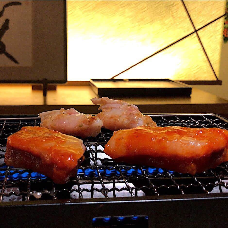 山田佳子さんのインスタグラム写真 - (山田佳子Instagram)「焼きふぐを初体験！😋💕にんにく、辛めのたれ、ネギ塩のタレでいただき、すごく美味しかった〜😍焼き肉みたいw﻿ ﻿ #ふぐ三昧 #てっさ #焼きふぐ #ふぐの唐揚﻿ #ちゃんこ鍋﻿ #焼きふぐがこんなに美味しいなんて #ビックリ #食べ過ぎた #いつものことですがw﻿ #至福のひととき﻿ #心技体うるふ」12月12日 12時32分 - yoshiko117