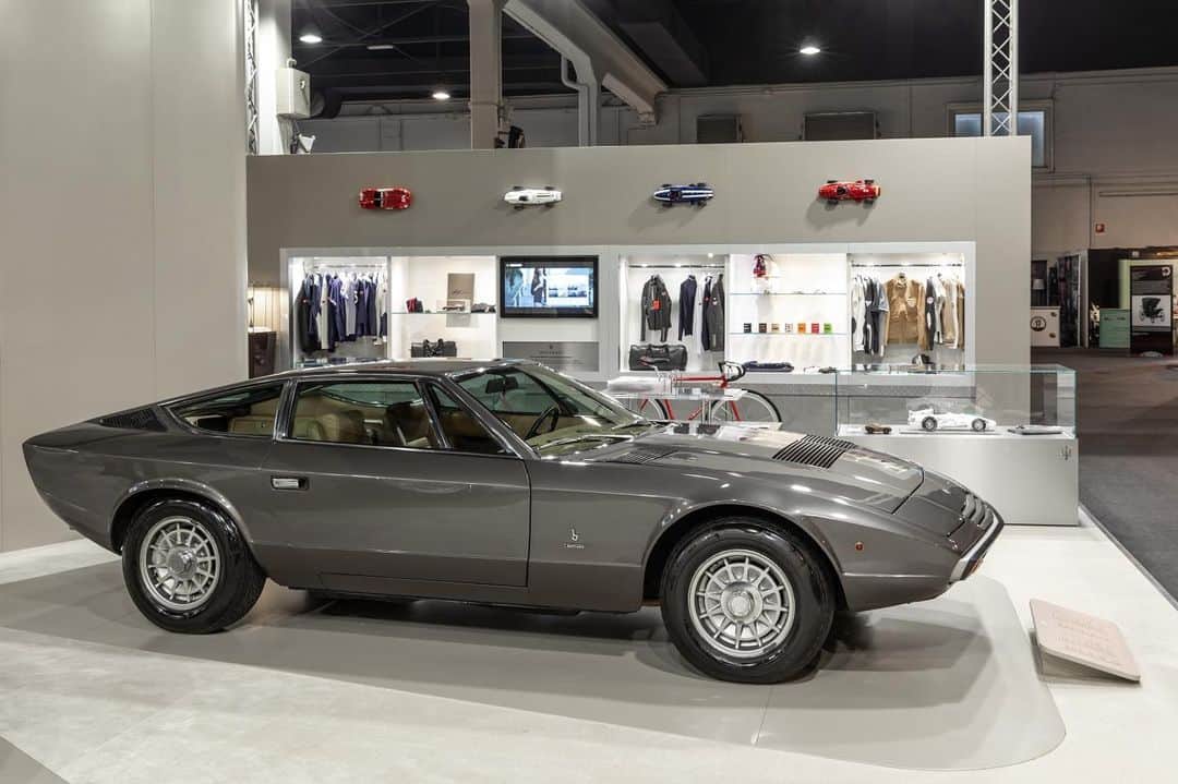 Maserati Japan | マセラティ ジャパンのインスタグラム：「1972年にギブリの後継モデルとしてデビューした『カムシン』。直角とゆるやかな曲線を融合した車両デザインはベルトーネに所属していたマルチェロ・ガンディーニが担当。親会社だったシトロエン社独自のLHMシステムがステアリングやブレーキに採用されたほか、ラグジュアリーなインテリアを装備し、独特の存在感を放ちました。 #Maserati #マセラティ #MaseratiJapan #マセラティジャパン #Khamsin」