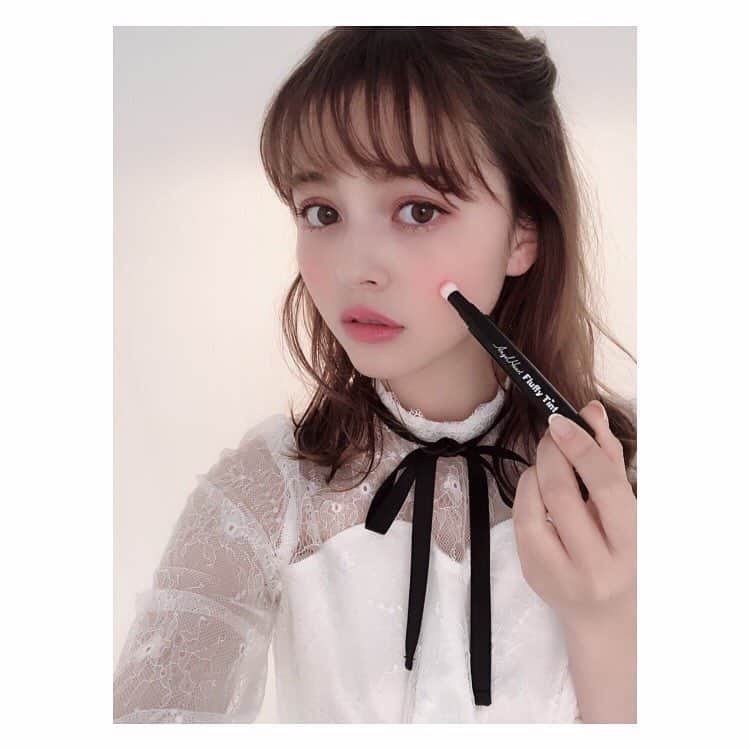 加藤ナナさんのインスタグラム写真 - (加藤ナナInstagram)「この間の #かとうめいく 💄﻿﻿ ﻿﻿ エンジェルハートの﻿﻿ フラッフィーティントをほっぺに﻿﻿ ぽんぽんしたのがポイント。☺️ このティントなんと﻿﻿ リップにもチークにも﻿﻿ 使えてさらにティントだから﻿﻿ 色もちも長もちなのだ！﻿﻿ ﻿﻿ ありがたや〜🤤🙏🏻﻿﻿ ﻿﻿ どれもプチプラでオススメです😼👍🏻﻿﻿ ﻿﻿ #エンジェルハート﻿﻿ #エンジェルハートコスメ﻿﻿ #プチプラコスメ ﻿﻿ #angelheart ﻿﻿ #ティント﻿﻿」12月12日 13時25分 - katouchan