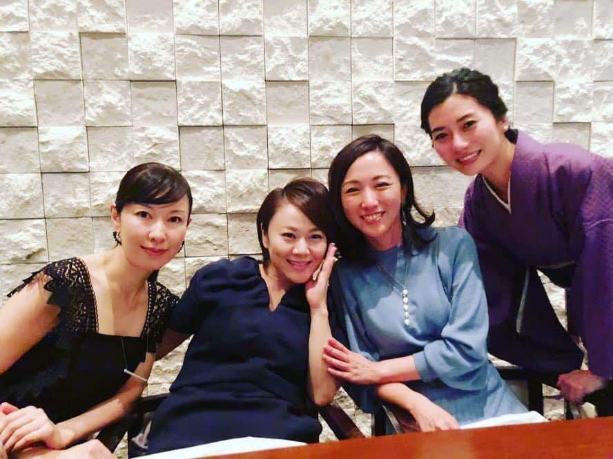 井上貴美さんのインスタグラム写真 - (井上貴美Instagram)「. 長年お世話になっています、江原道さんの忘年会。 . 瀬戸口さんはじめ、皆さま明るくて華やかでパワフル◡̈ . モデルの石井亜矢子さん、同じ事務所の美穂子さんもお肌ツヤツヤでまさに美魔女です✧ . 美しくて格好いい姉さん達。 . #kohgendo #grandhyatttokyo #frenchkitchen #江原道 #忘年会」12月12日 15時24分 - takami__213