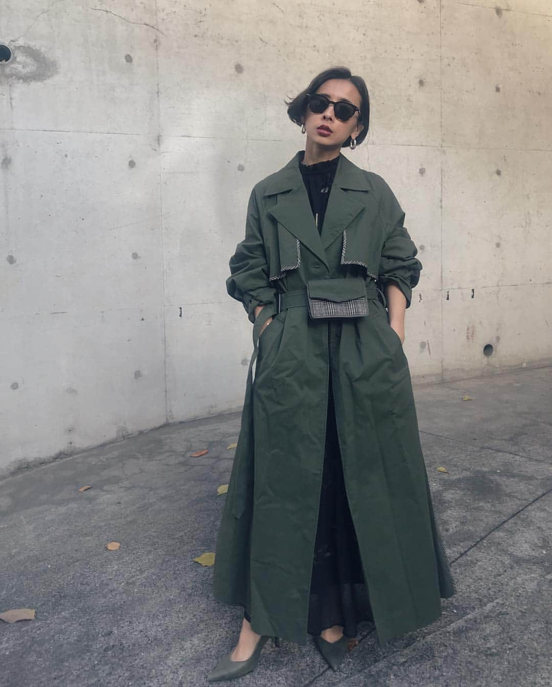 黒石奈央子さんのインスタグラム写真 - (黒石奈央子Instagram)「明日からプレセールが始まるよ♫ . REVERSIBLE TRENCH COAT ¥34200+tax → ？？ . 目玉アイテムこの子！！リバーシブルトレンチ😍リバーシブルで使えるトレンチコート♡ 是非狙ってる方はお早めに！ . . @ameri_shinjuku @amerivintage @ameri_daikanyama #ameri#amerivintage #fashion #coordinate#ootd#outfit#osanposnap #705_outfit #大人ファッション #大人コーディネート #大人スタイル #modestyle #modefashion#modecasual」12月12日 18時05分 - blackstone705