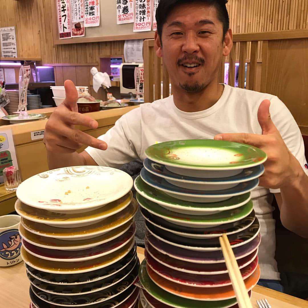 兵藤慎剛のインスタグラム：「フォロワーが1万人いきました！ってことでこの写真！ 食べ過ぎて体感気温おかしくなった栗原Y蔵さん！笑 コンビニの店員さんも二度見するレベル！笑 #北海道旅行 #大食漢 #楽しすぎ #栗原勇蔵 #祝1万人」