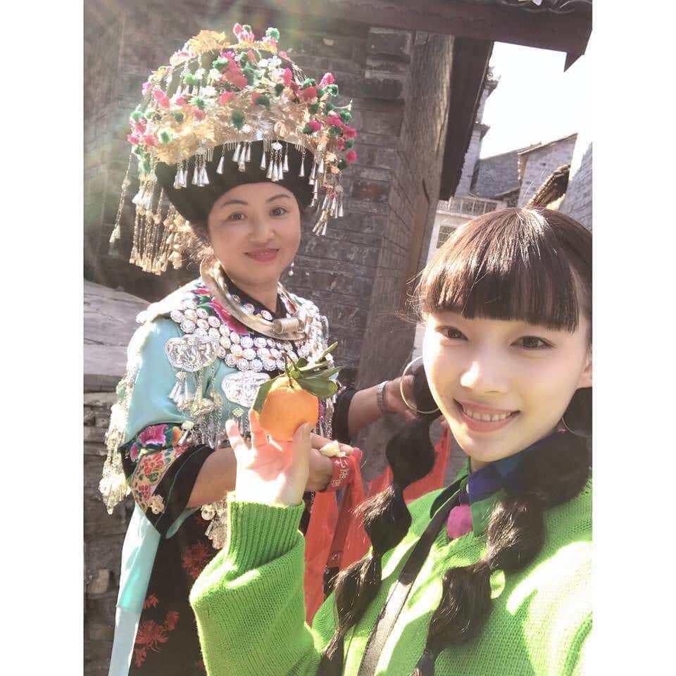 朝日放送「朝だ！生です旅サラダ」さんのインスタグラム写真 - (朝日放送「朝だ！生です旅サラダ」Instagram)「@edayuri_official 郊外には #苗族の村 がたくさんあります！ その１つ、店で出会った女性が暮らす村 「老寨(ローツァイ)村」に招待して頂きました🙌🏻 70世帯、およそ300人が暮らすこの村は 400年以上変わらない風景と文化を守っています！  撮影の合間に苗族の方から #おやつを頂きました♥️本当に優しい方々でした _ #苗族 #ミャオゾク #老寨村 #ローツァイ #招待して頂きました！ #ノスタルジック #石畳 #鳳凰  #湖南省  #中国 #China _ #ABCテレビ #朝日放送テレビ #生放送 #土曜朝 #8時 #朝だ生です旅サラダ #旅サラダガールズ  #江田友莉亜  #海外 #旅 #travel #trip」12月12日 19時05分 - tabisalad