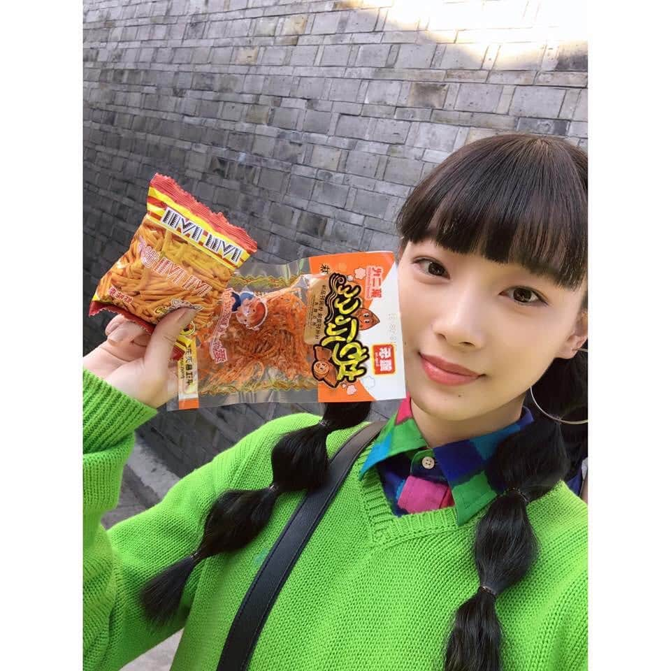 朝日放送「朝だ！生です旅サラダ」さんのインスタグラム写真 - (朝日放送「朝だ！生です旅サラダ」Instagram)「@edayuri_official 郊外には #苗族の村 がたくさんあります！ その１つ、店で出会った女性が暮らす村 「老寨(ローツァイ)村」に招待して頂きました🙌🏻 70世帯、およそ300人が暮らすこの村は 400年以上変わらない風景と文化を守っています！  撮影の合間に苗族の方から #おやつを頂きました♥️本当に優しい方々でした _ #苗族 #ミャオゾク #老寨村 #ローツァイ #招待して頂きました！ #ノスタルジック #石畳 #鳳凰  #湖南省  #中国 #China _ #ABCテレビ #朝日放送テレビ #生放送 #土曜朝 #8時 #朝だ生です旅サラダ #旅サラダガールズ  #江田友莉亜  #海外 #旅 #travel #trip」12月12日 19時05分 - tabisalad