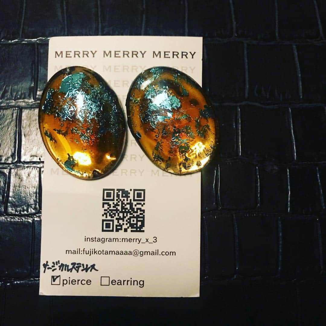 嶋優花のインスタグラム：「New ピアス🌊🧡 . 迷いに迷ったけど、北海道の作家さんの作品なんですよ〜って店員さんの一言で即決✊🏼✨ . これ口の中に入れたくてたまらんくなるのだけど 👶🏻🍼（笑） . べっこう飴感がすごい！（笑） . #tete #merrymerrymerry #merryx3 #べっこう #べっこうピアス」