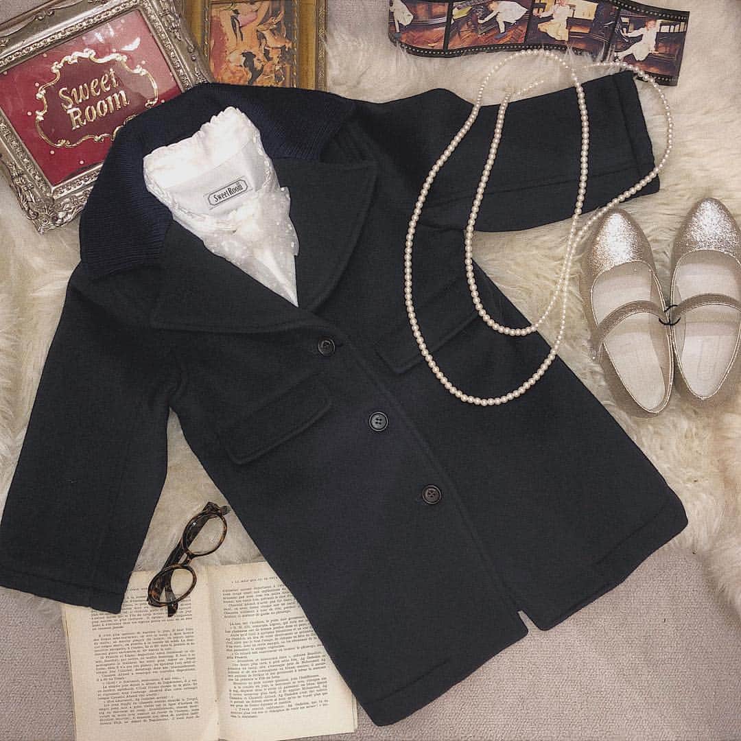 SweetRoom1ST. officialのインスタグラム：「お台場店 . 🧥ビックリブカラーコート ￥25,000+tax→￥12,500+tax（50%OFF） .  color: navy . ウールで暖かいコートです❤︎ 50%OFFでとってもお得✨ . 📌店内一部商品を除き 40%offにて販売しております。 現金書留でのご注文も承ります。 お気軽にお問い合わせ下さい♪ . . #sweetroom #SweetRoom1ST #kidsfashion #kidswear #coat #outer #wool #navy #ig_kids#vintagefashion  #kids_japan #kidsmodel #japan #instagood #时尚 #ベビー服 #子供服 #キッズファッション #お台場ヴィーナスフォート #ファッション」