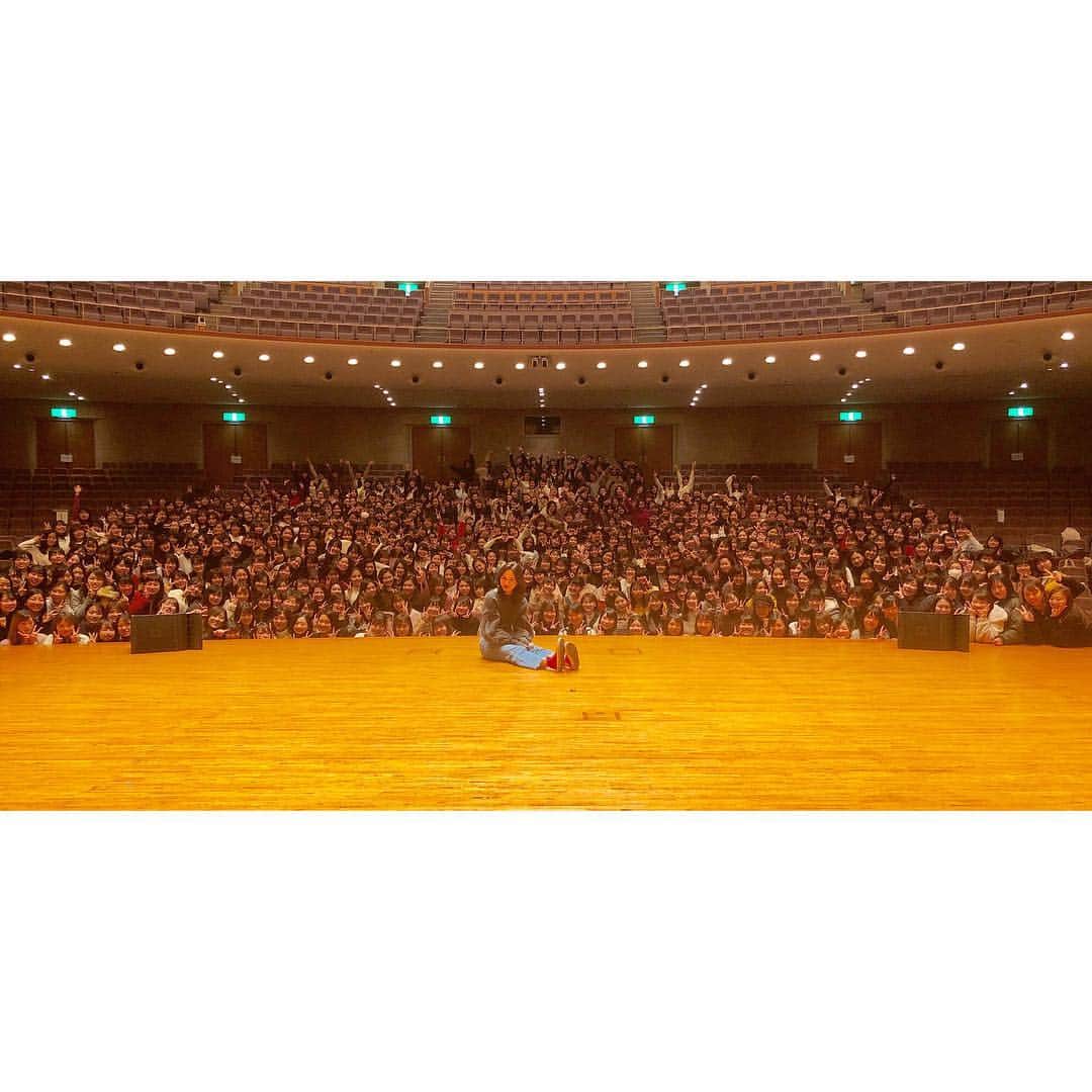 川口春奈さんのインスタグラム写真 - (川口春奈Instagram)「今日は甲南女子大学にお邪魔してきました。 みんなおしゃれで可愛い学生さんたちばかりでした☺︎ うまく話せなくて口下手な私に付き合ってくれてありがとうございました！」12月12日 19時15分 - haruna_kawaguchi_official