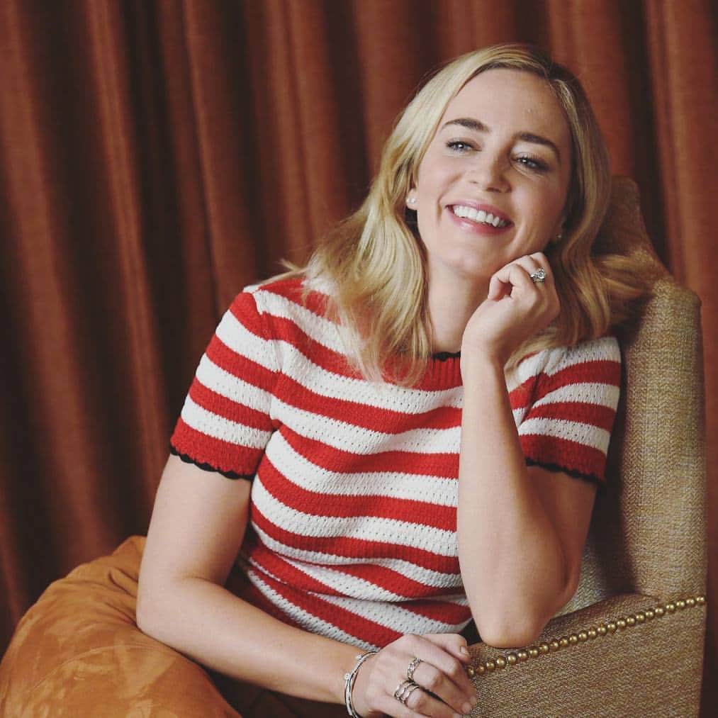エミリー・ブラントのインスタグラム：「Love her smile❤」