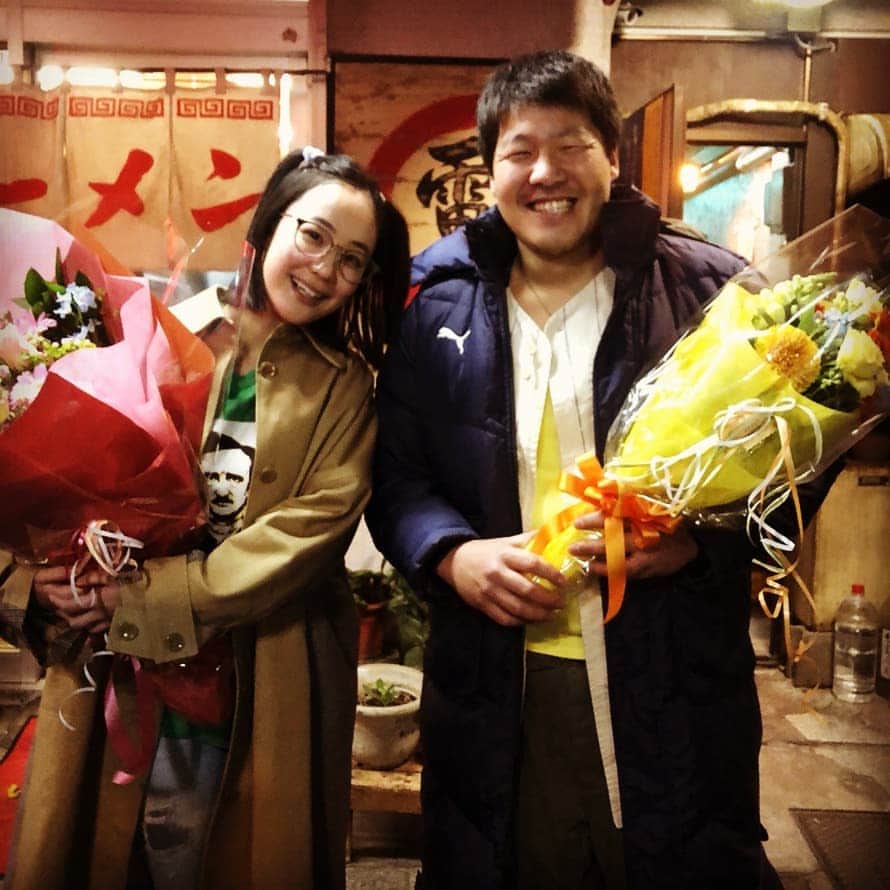 日本テレビ「獣になれない私たち」のインスタグラム：「癒しのツーショット🍜🐰 #黒木華 #一ノ瀬ワタル  #長門朱里  #岡持三郎 #雷々軒の前で #獣になれない私たち #けもなれ  #いよいよ今夜10時最終回」