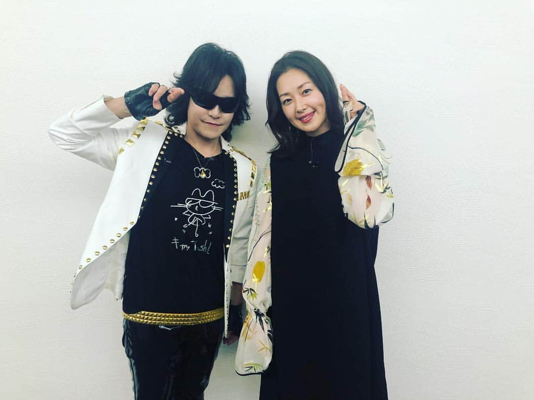 笛木優子さんのインスタグラム写真 - (笛木優子Instagram)「先日、ある収録でtoshiさんとご一緒させて頂きました。 快く一緒に写真も撮っていただき、とても感激しました🙏😭 新しく発売されたカバーアルバムもいただきました。 すべての曲が良かったですが、私はチキンライスが特に好きです🙆‍♀️ みなさんもぜひ聴いてみて下さい⭐️ #toshi さん #엑스재팬 #토시 님#IMASINGER#xjapan」12月12日 20時28分 - yukofuekiyumin
