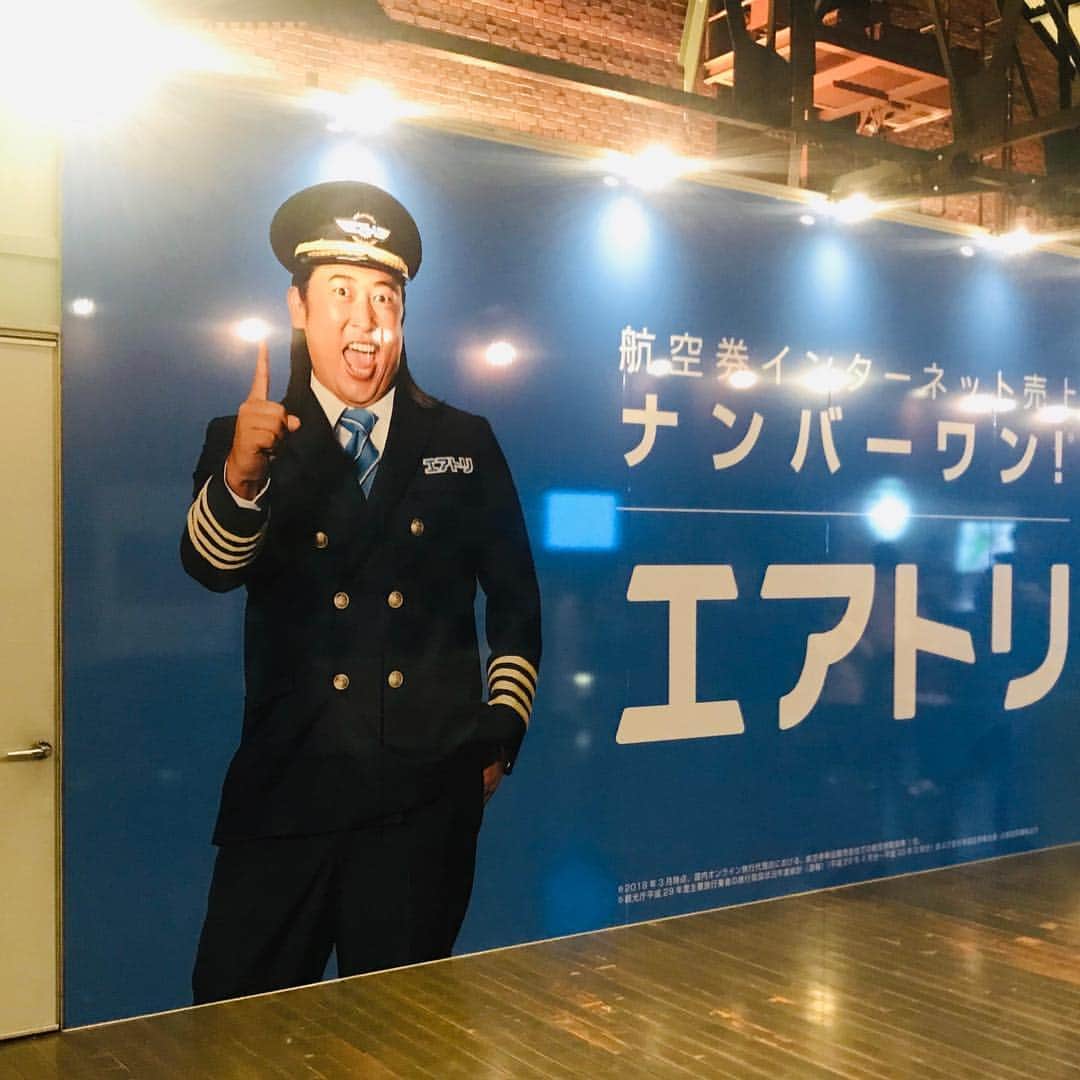 DeNAトラベルのインスタグラム：「＼エアトリpresents毎日がクリスマス🎄💕／ イベント参加者限定キャンペーン🤩 エアトリでは会場で撮影した「エアトリ」ロゴが写った写真を「#エアトリ毎日がクリスマス」をつけてインスタ又はツイッターに投稿してくれた人の中から5組10名様✨にペア国内往復航空券が当たるキャンペーンを実施中です✈️💕ぜひご参加下さい🥰 ⚠️エアトリ公式Instagram(@airtrip_corp)もしくはTwitter (airtrip_corp)をフォローしてください。  #エアトリ#エアトリさん#旅行好きな人と繋がりたい#写真好きな人と繋がりたい#音楽好きな人と繋がりたい#毎日がクリスマス#横浜#赤レンガ倉庫#クリスマス#プレゼント#国内航空券 ✈️#旅行#女子旅」